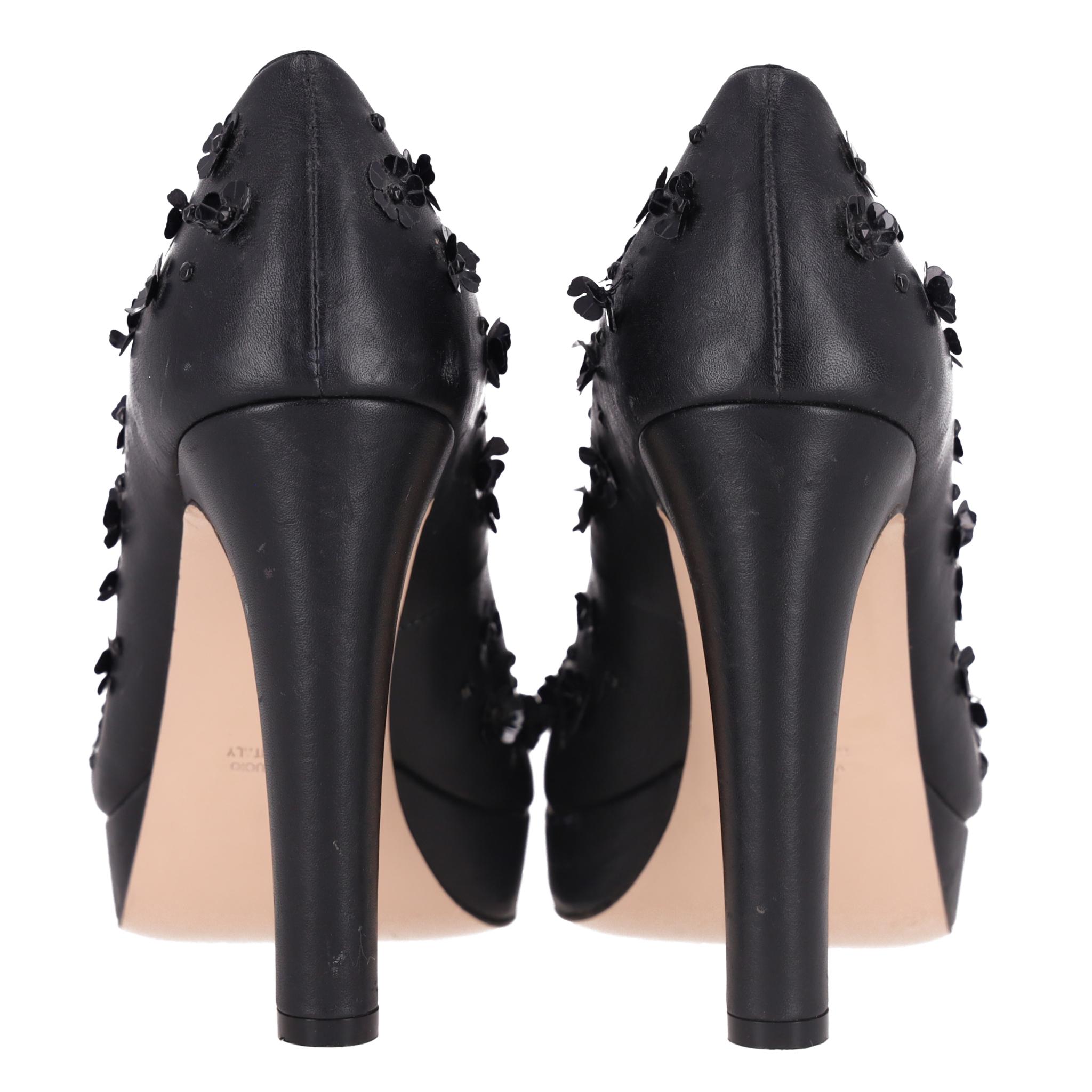 Rote Valentino Blume verschönert Leder Peep-Toe Heels im Zustand „Gut“ im Angebot in London, GB