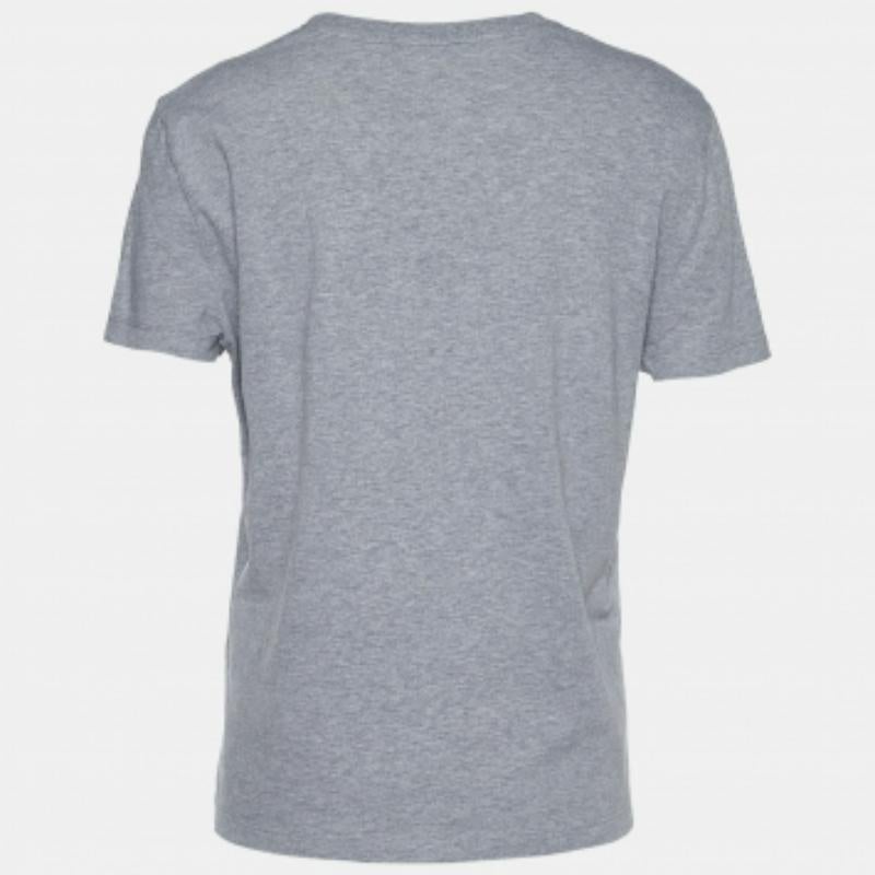 Redéfinissez votre style décontracté avec ce T-shirt de RED Valentino. Il est taillé dans un tissu de coton gris, qui présente un imprimé d'oiseaux sur le devant. Il a des manches courtes. Ce t-shirt peut être associé à un jean pour un look chic et