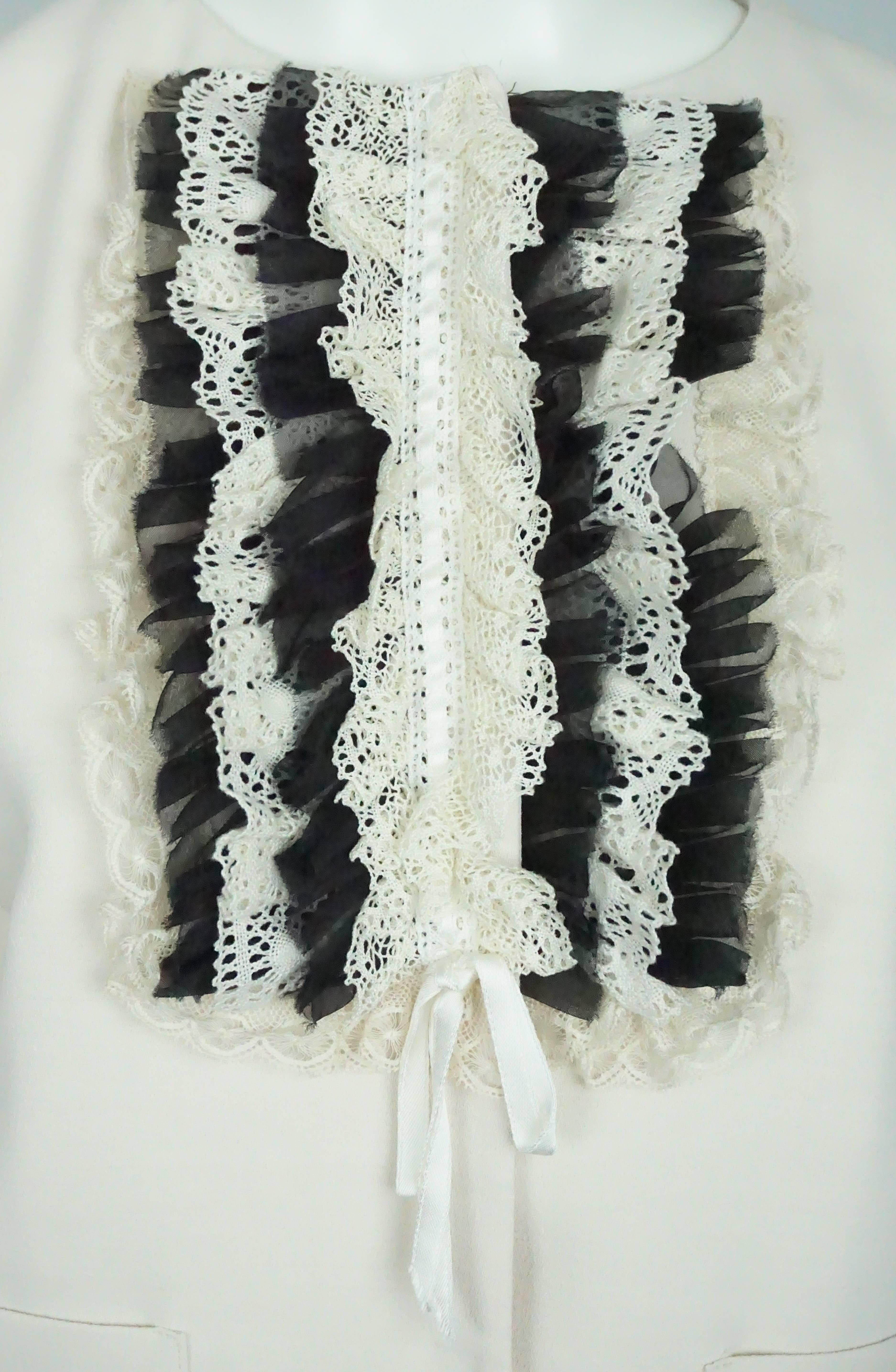 Red Valentino Ivory w/ Black and Ivory Lace - 42 In Excellent Condition In West Palm Beach, FL