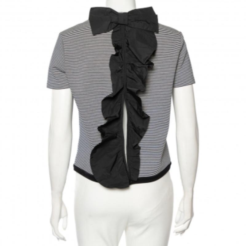 Mit dieser wundervollen Kreation von RED Valentino bleibt Ihr Stil unvergleichlich und einzigartig. Das aus monochrom gestreiftem Strick gefertigte Oberteil, dessen Rückseite mit einem raffinierten Rüschenbesatz versehen ist, zeugt von der
