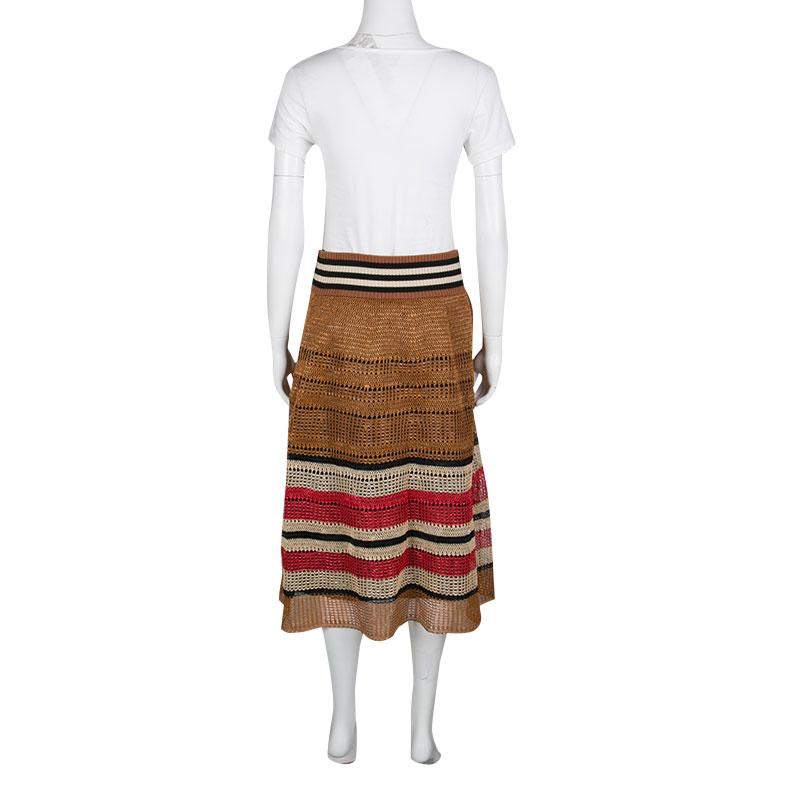 This midi skirt from RED Valentino is an ideal option for a minimalist evening look. Exuding the raffia effect, this skirt is crafted with stylish details in multicolor hues. It is graced with a flared shape and can be worn with a solid top and