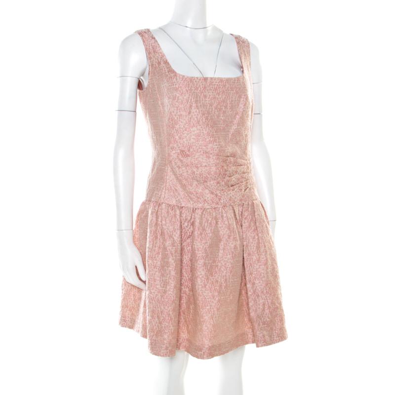 If you are in search of a classy yet bold dress, look no further! This Red Valentino dress has everything that is sure to make a statement. The pink and white creation is made of a blend of fabrics and features a textured design pattern. It flaunts