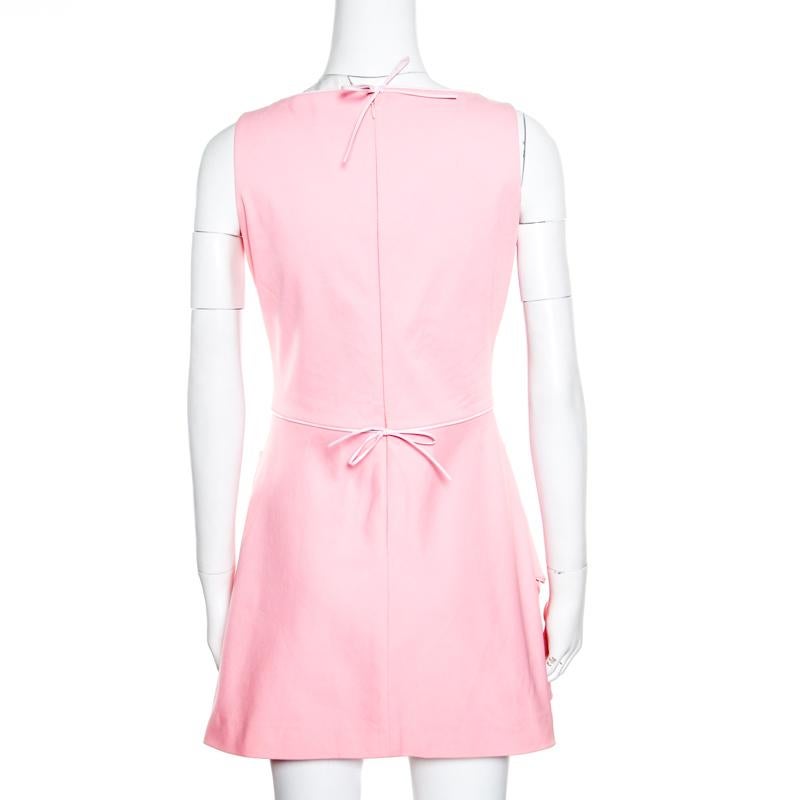 This RED Valentino dress is so pretty, you'll love wearing it for your most special outings! The pink creation is made of a cotton blend and features a flattering feminine silhouette. It flaunts a contrast piping and bow detailing. Twin flap pockets