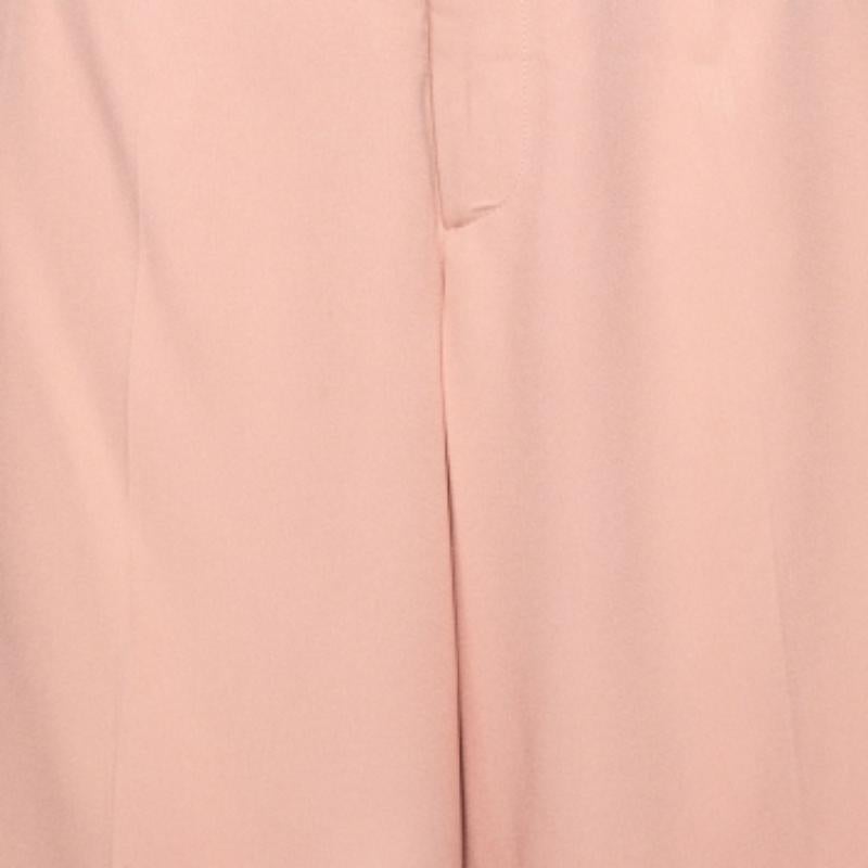 Chic, confortable et charmant, ce pantalon de RED Valentino est une paire magnifique à posséder ! Elles sont confectionnées en crêpe rose et affichent une silhouette courte. Ils sont dotés de passants de ceinture et d'une fermeture à crochet. Ce