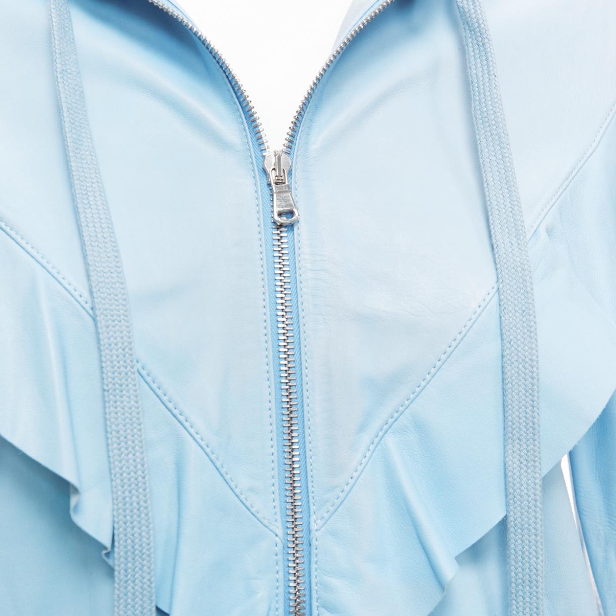 RED VALENTINO chaqueta con capucha de piel de cordero azul polvo con volantes IT40 S
Referencia: KYCG/A00027
Marca: Red Valentino
Material: Piel de cordero
Color: Azul
Patrón: Sólido
Cierre: cremallera
Detalles adicionales: Mangas raglán.
Fabricado