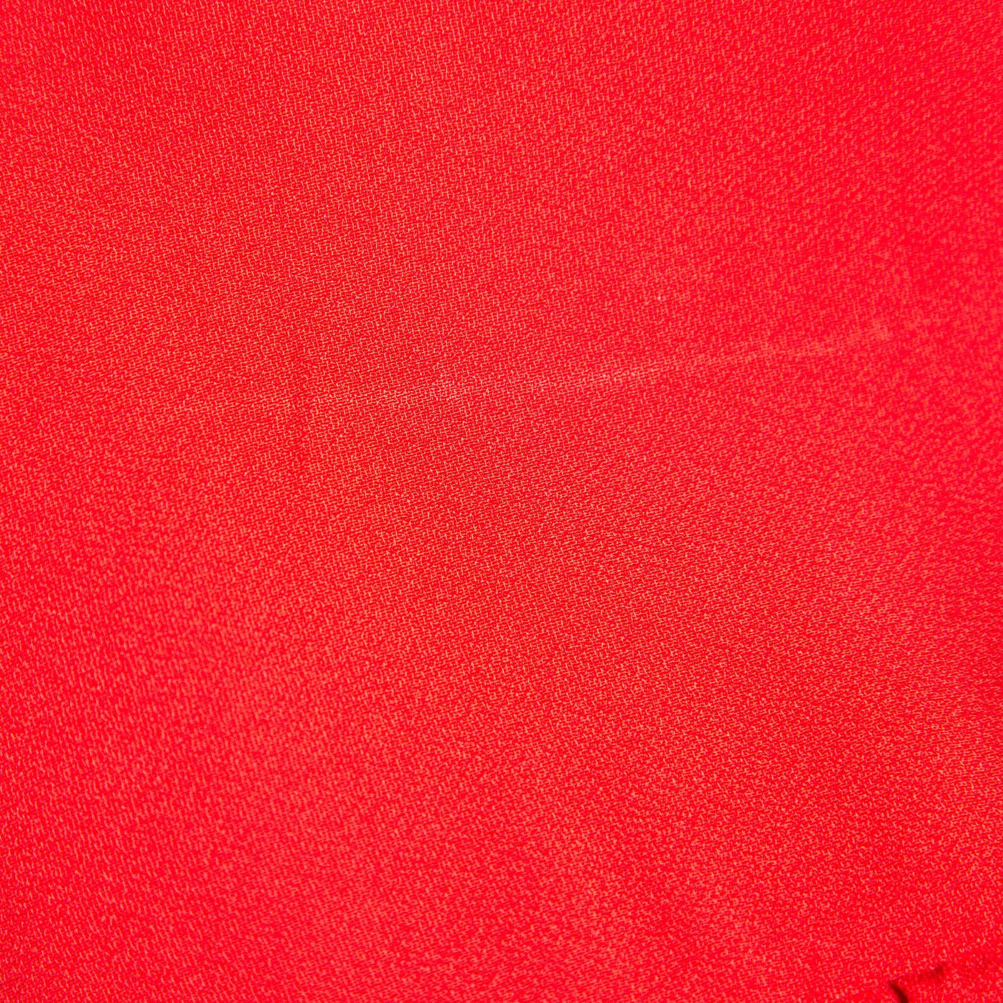 Valentino rouge  Mini robe en crêpe à encolure nouée et à volants M. Bon état - En vente à Dubai, Al Qouz 2
