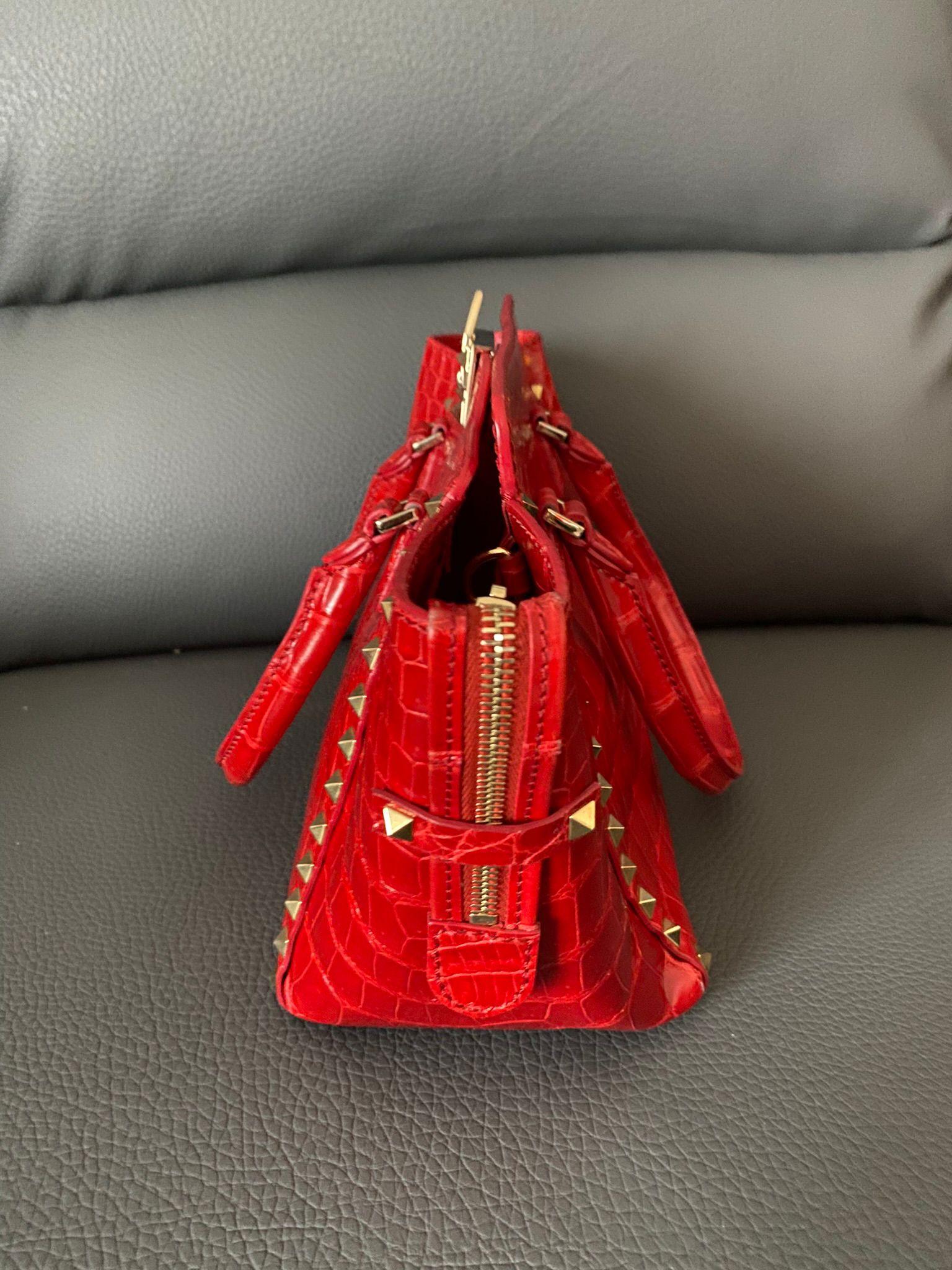 Rote Valentino-Krokodiltasche mit Nieten im Zustand „Hervorragend“ in Carnate, IT