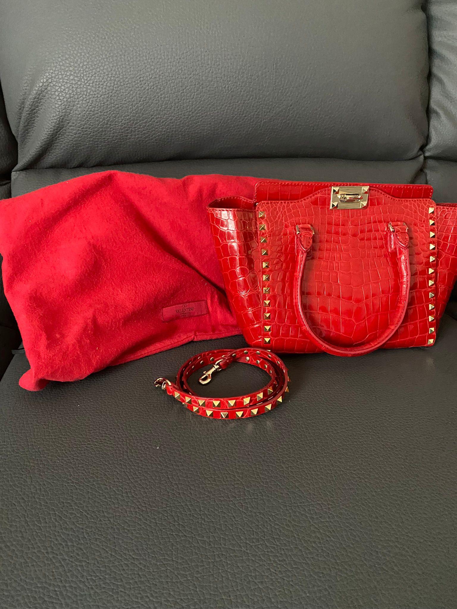 Rote Valentino-Krokodiltasche mit Nieten für Damen oder Herren