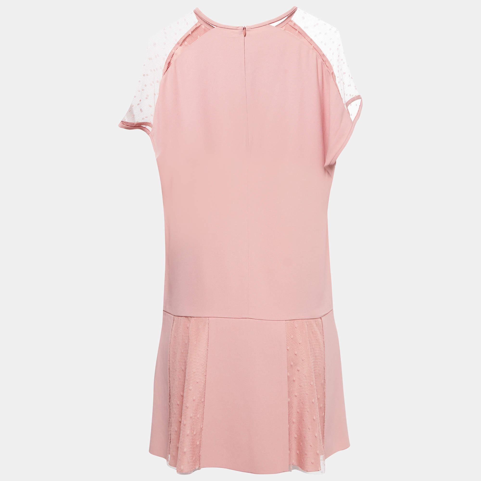 Rafraîchissez votre garde-robe estivale en y ajoutant cette magnifique robe de RED Valentino. Confectionnée de manière créative et dotée d'un style posé, cette robe vous donnera une allure absolument élégante.

Comprend : Étiquette de marque