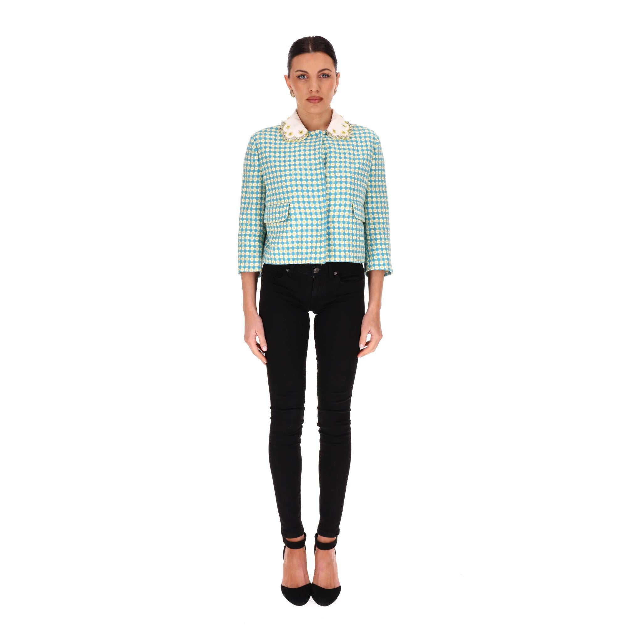 Red Valentino - Veste en tissu à motifs ornés de paillettes

Veste à motifs bleu clair en coton mélangé avec col blanc orné de motifs floraux en paillettes perlées et jaunes.

Il présente des manches trois-quarts, des poches à rabat sur le devant et