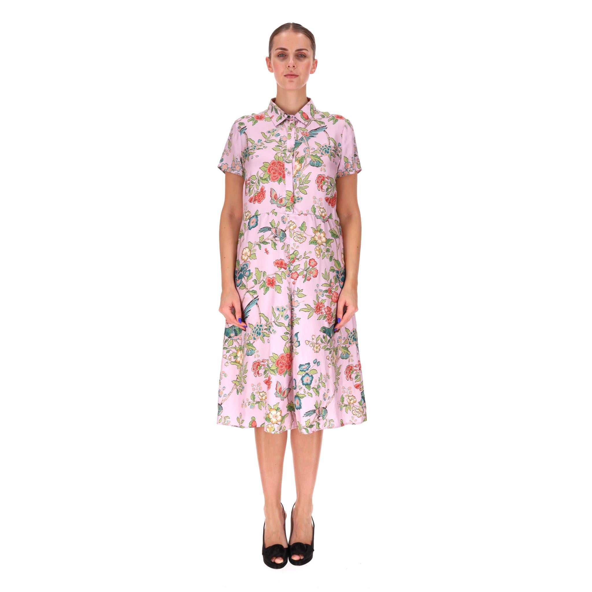 Red Valentino - Robe chemise en soie à fleurs

Robe midi rose pâle à motifs floraux et d'oiseaux multicolores.

Entièrement réalisée en soie, elle se ferme par un bouton sur le dessus et présente une encolure colletée et des manches courtes.

Rrp