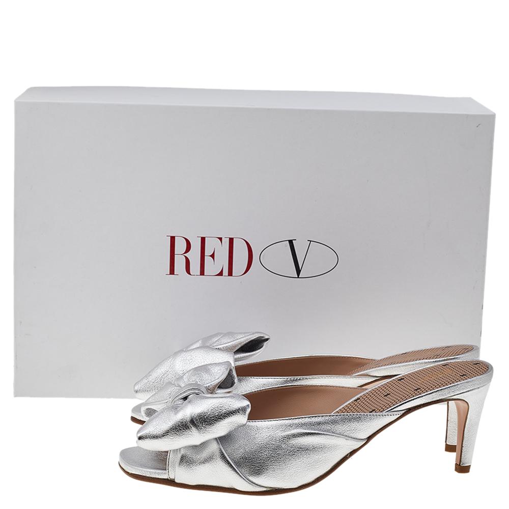 RED Valentino Silver Leather Bow Slide Sandals Size EU 37 In New Condition In Dubai, Al Qouz 2