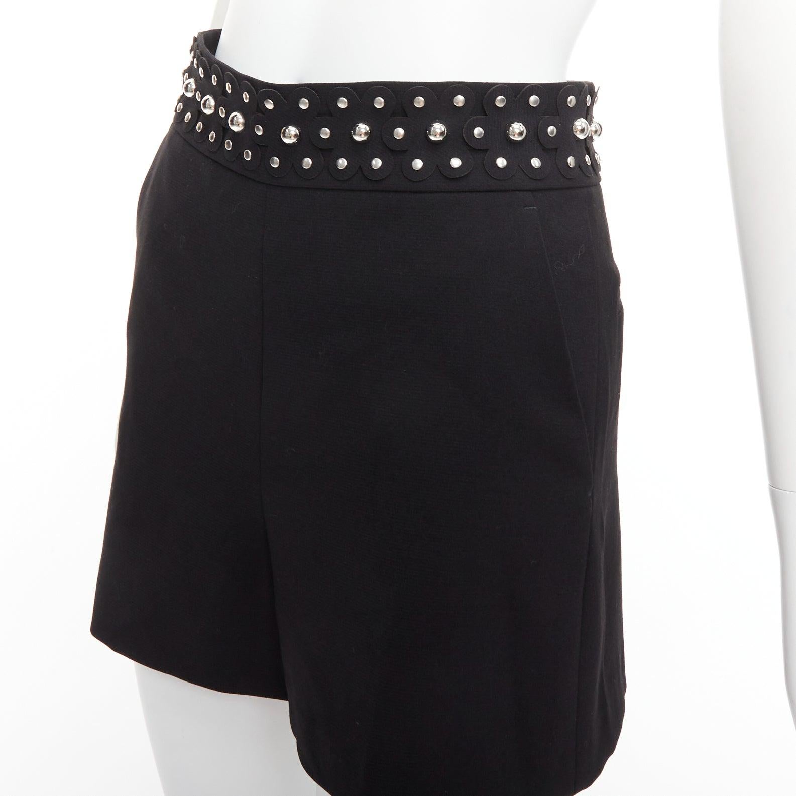 RED VALENTINO short noir à appliques laser florales cloutées argentées IT38 XS
Référence : AAWC/A01317
Marque : Valentino Rouge
Collection : 2019
Matière : Polyester, mélange
Couleur : noir, argent
Motif : Solide
Fermeture : Zip
Doublure : Tissu
