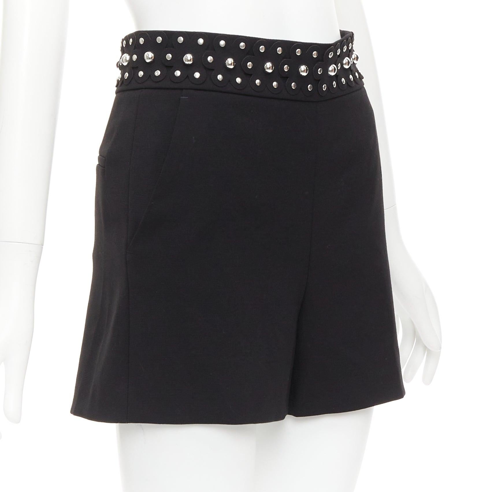 Noir RED VALENTINO short noir à appliques laser florales cloutées argentées IT38 XS en vente