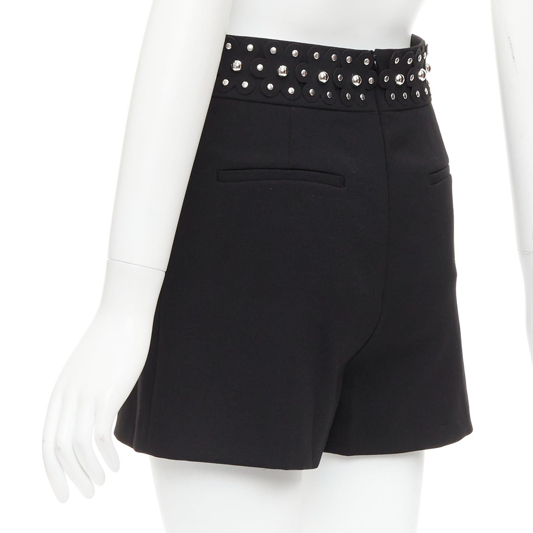RED VALENTINO short noir à appliques laser florales cloutées argentées IT38 XS en vente 2