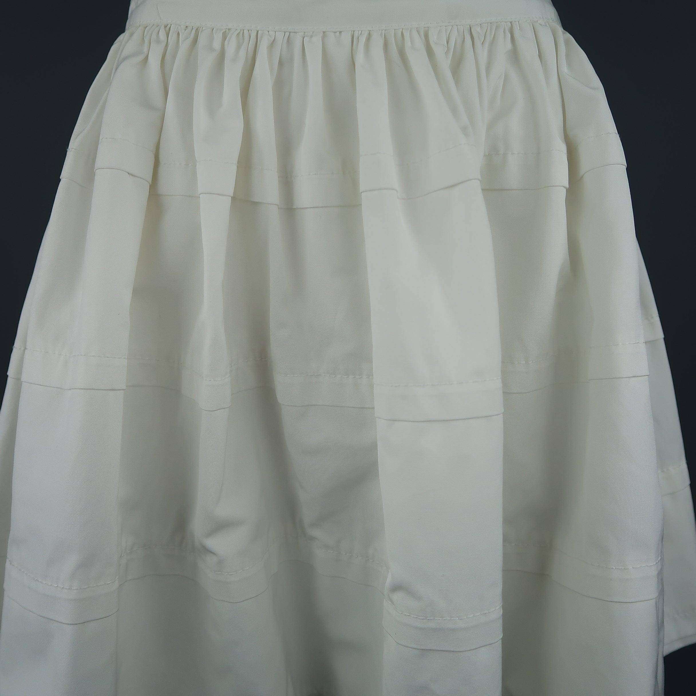 This RED VALENTINO mini petticoat skirt comes in a cotton blend canvas fabric and features a skinny waistband, gathered top and tiered layers. Made in Italy.
 Excellent Pre-Owned Condition.
  
 

 Marked:  6
  
 

 Measurements: 
  
 l Waist: 31