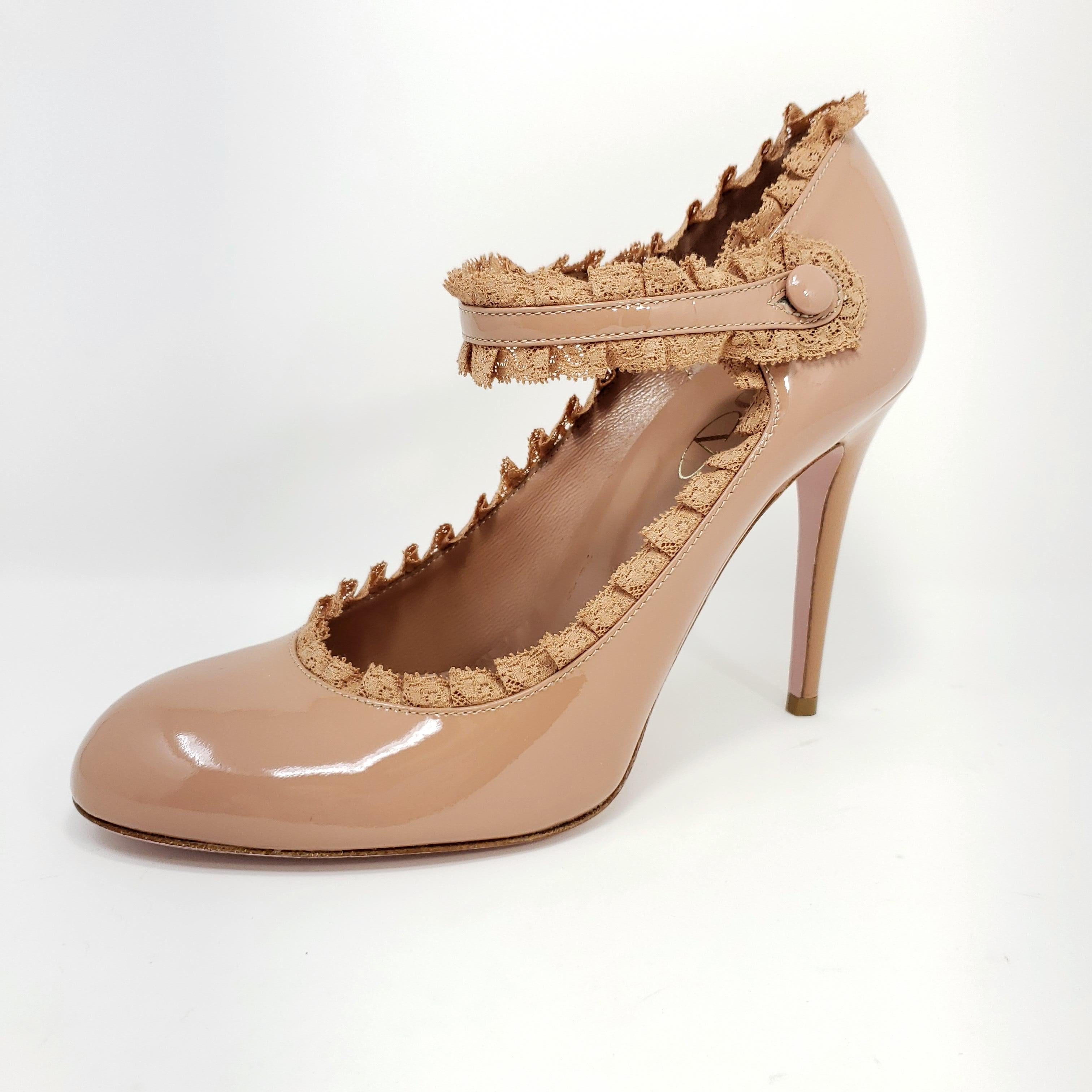 Red Valentino Slip On Stiletto Pink Leather Heels with Strap, escarpins pour femmes

Ces escarpins ont une tige en cuir verni rose, des brides de cheville boutonnées et des détails en dentelle.

Hauteur du talon : 3.5 in / 9 cm

Taille EU 38 1/2.