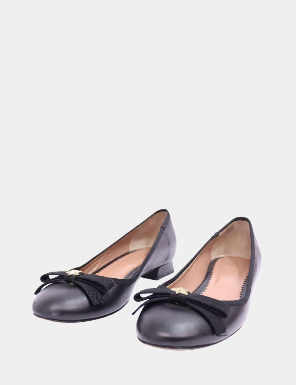 Red Valentino Star Bow Ballet Flats, features a round-toe, and star plaque.

Material: Leather
Size: EU 37
Overall Condition: Excellent
Interior Condition: Signs of use
Exterior Condition: Scratches
*Dust bag