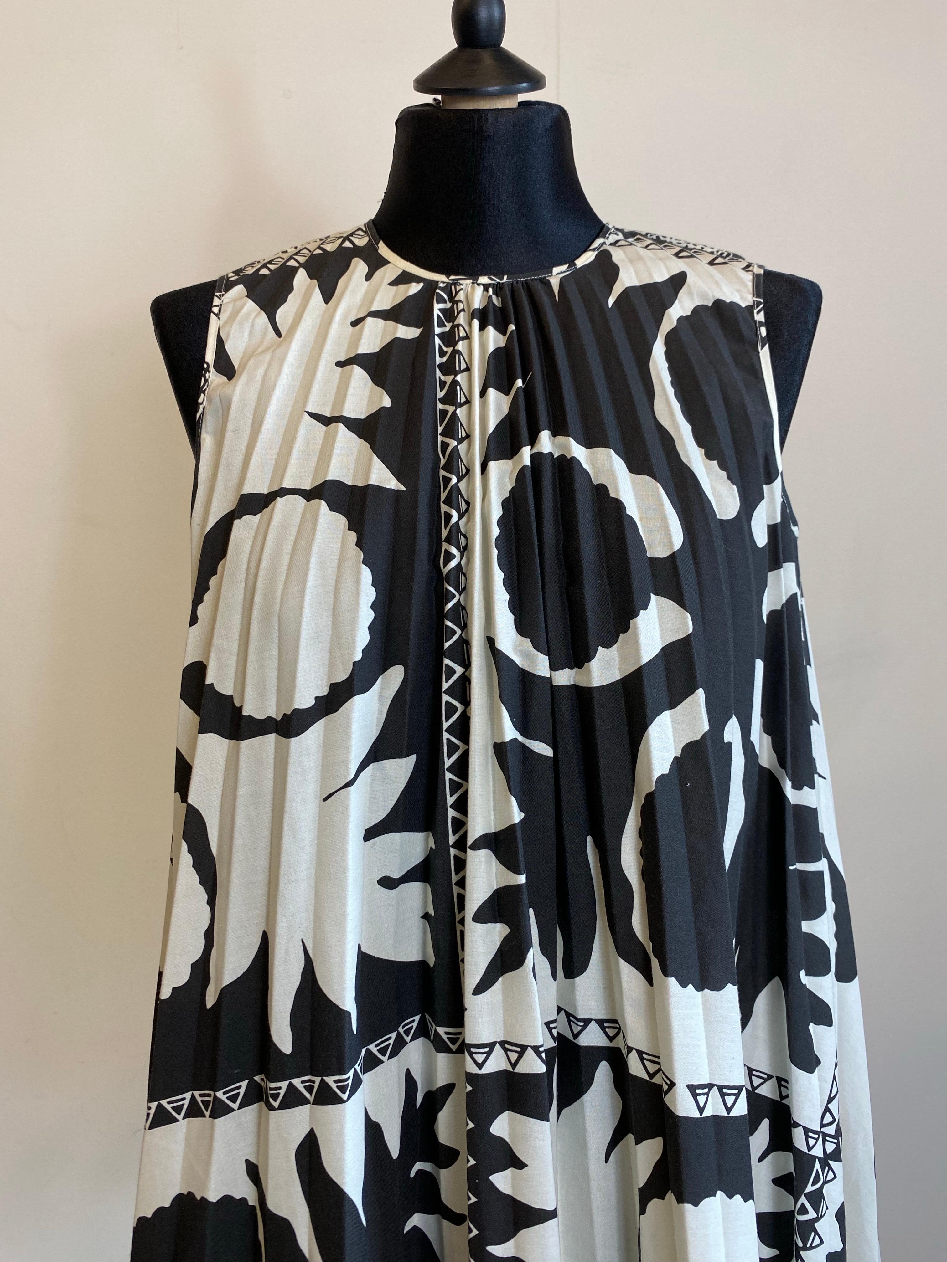 Top Valentino Rojo.
Colección 2020.
Poliéster y algodón.
Talla 40 Italiana.
Busto 50 cm
Largo 78 cm
Excelente estado general, muestra mínimos signos de uso normal.