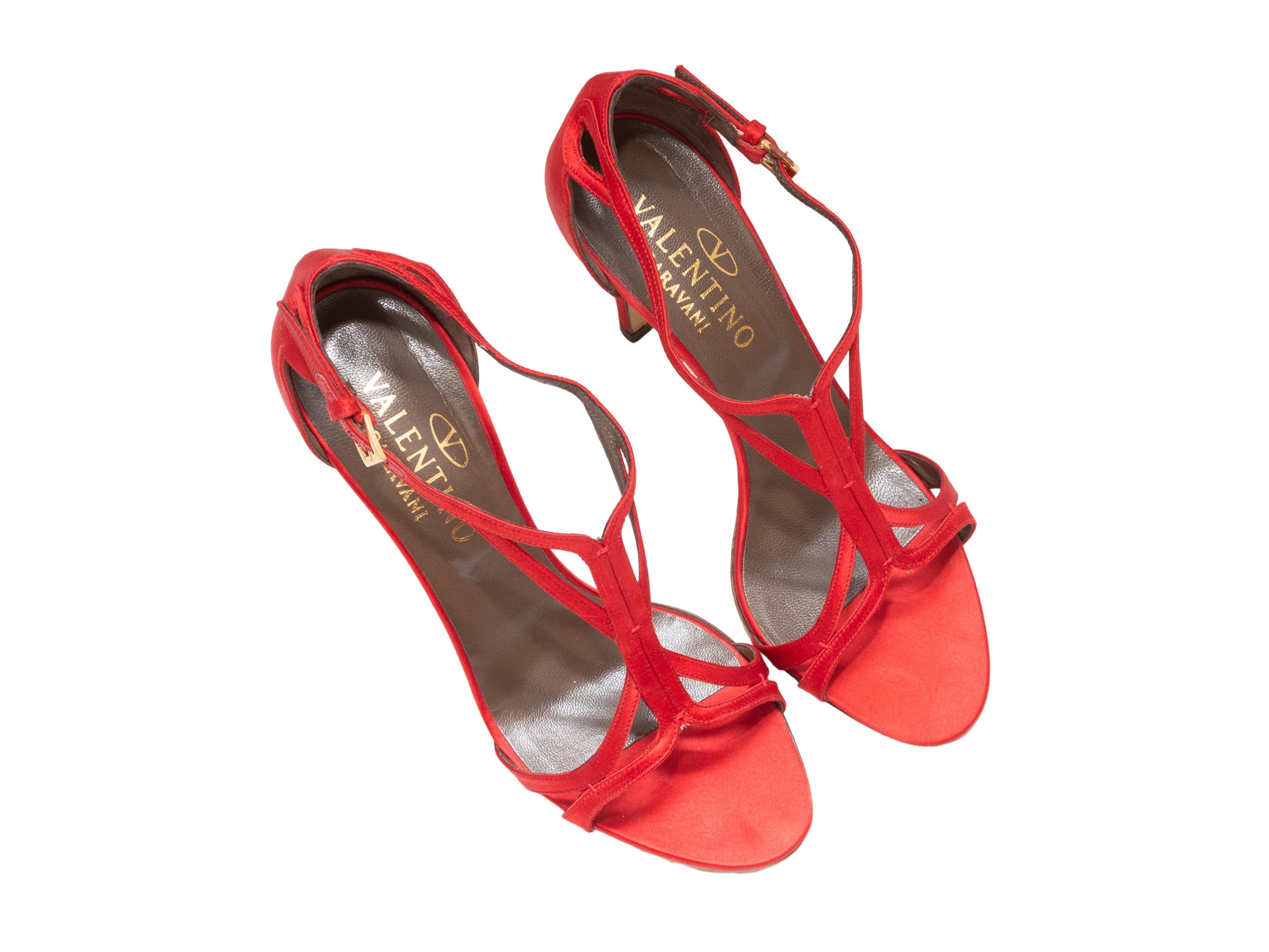 Sandales à talons en satin rouge de Valentino. Fermetures à boucle en métal doré au niveau de la cheville. Hauteur de talon de 4