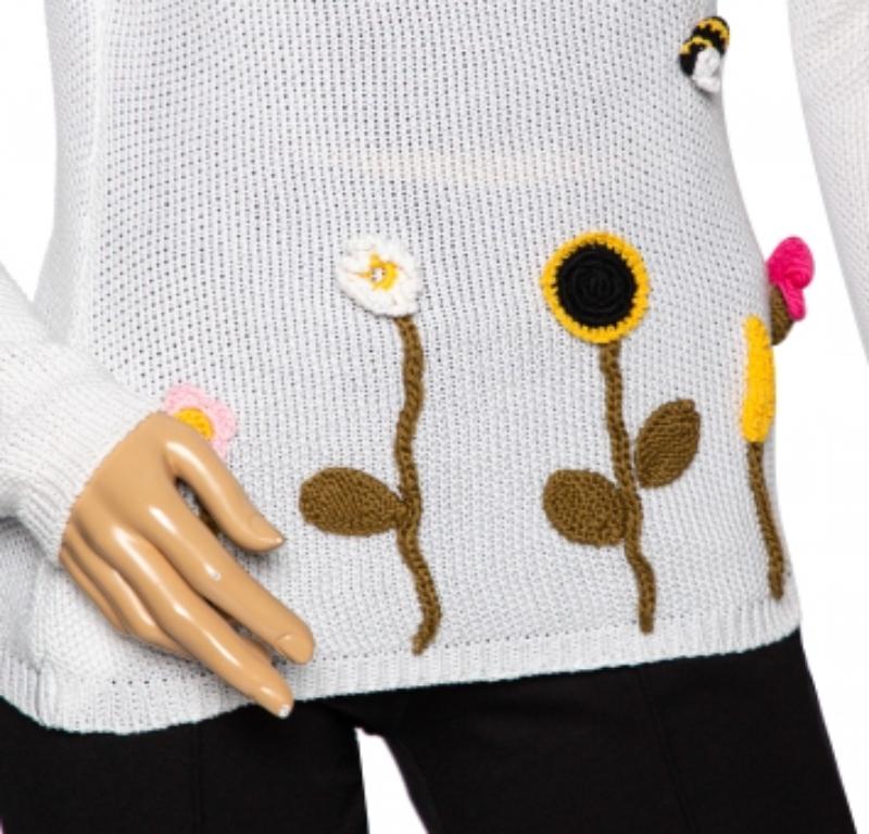 Questo maglione di RED Valentino è stato disegnato alla perfezione. È lavorato a maglia con cotone bianco e arricchito da applicazioni floreali multicolori. Abbina questo maglione ai tuoi jeans preferiti!