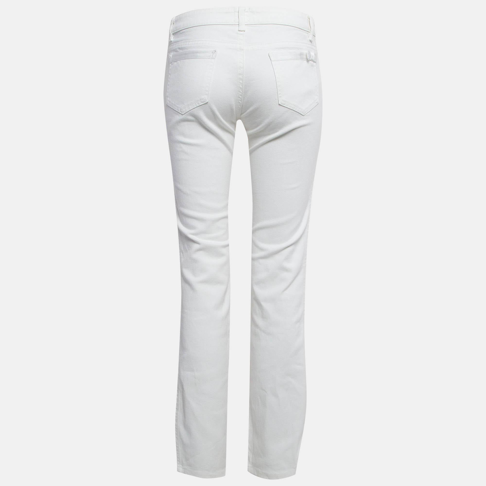 A good pair of jeans always makes the closet complete. This pair of jeans from RED Valentino is tailored with such skill and panache that it will be your favorite in no time. It is tailored using quality fabric and gives you a comfortably stylish