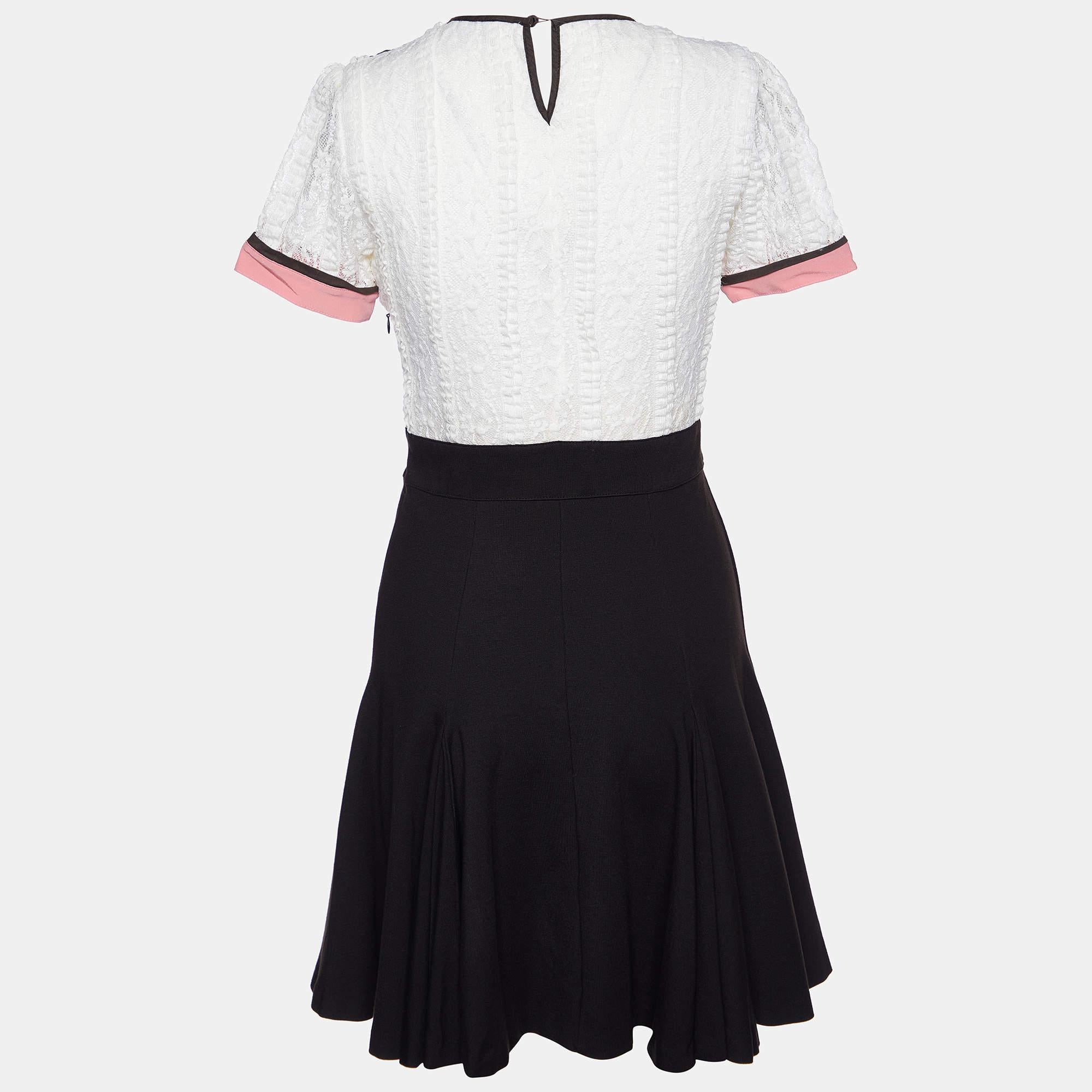 Dieses Kleid von RED Valentino ist ein schickes und stilvolles Kleidungsstück, das Eleganz und Raffinesse ausstrahlt. Mit seinem schlanken Design, der schmeichelhaften Silhouette und der hochwertigen Verarbeitung eignet sich dieses Kleid perfekt für
