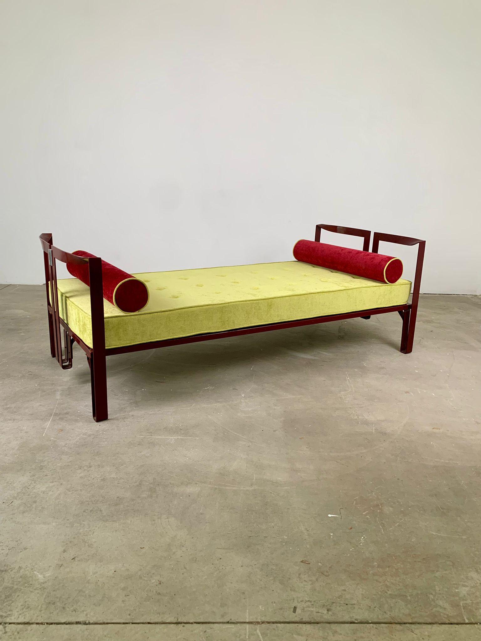 Lit simple Vanessa rouge de Tobia Scarpa pour Simon, Italie, années 1960

Le lit simple Vanessa, conçu par Tobia Scarpa pour Simon, a un cadre, un pied et une tête de lit en métal peint. Des éléments décoratifs en acier inoxydable relient le cadre