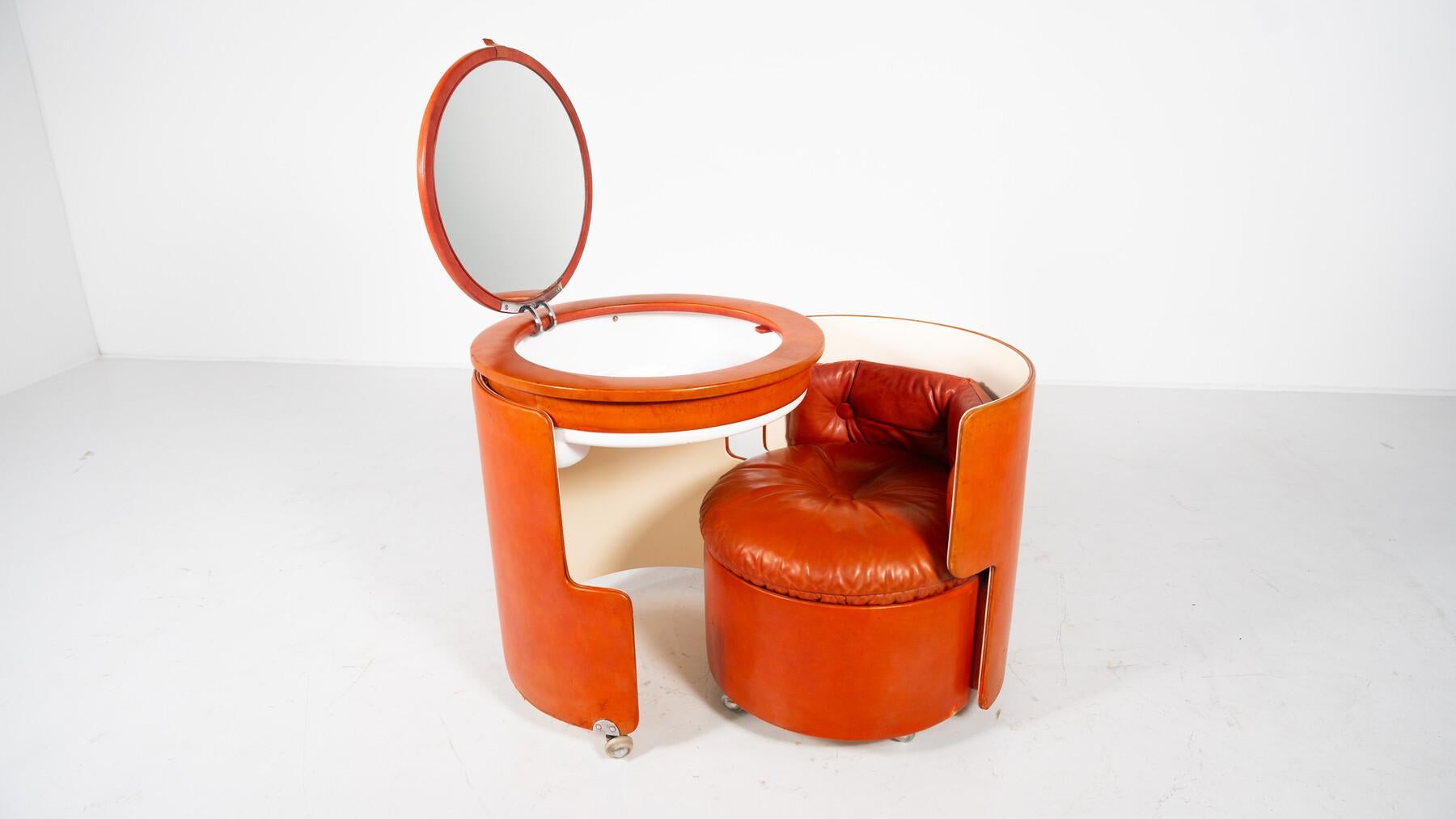 Vanity Mod. rouge Dilly Daily de Luigi Massoni pour Poltrona Frau, 1968 5