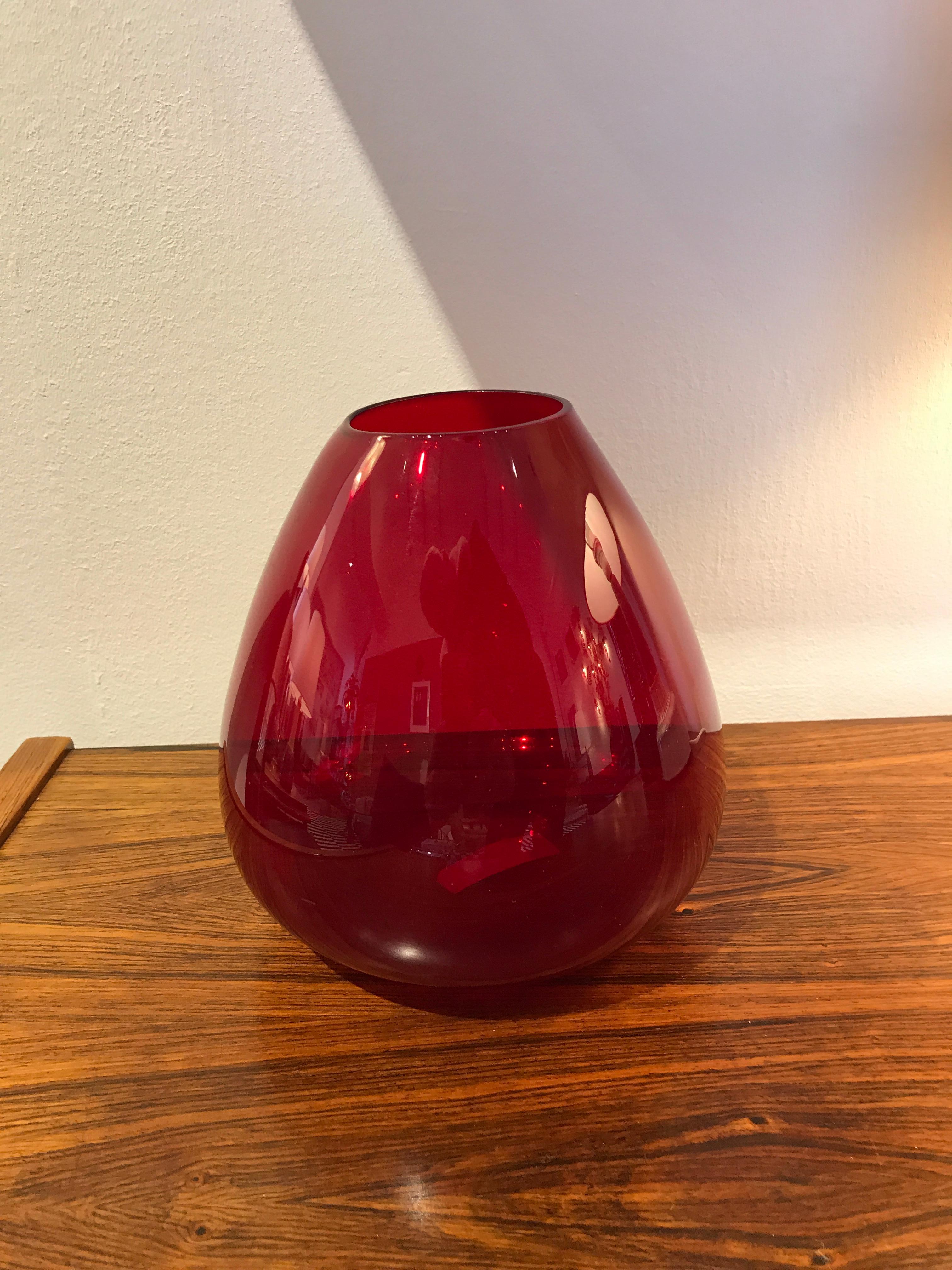 Vase aus rotem Glas aus der Serie Ruby:: entworfen von Per Lütken für Holmegaard:: 1957 (Dänisch)