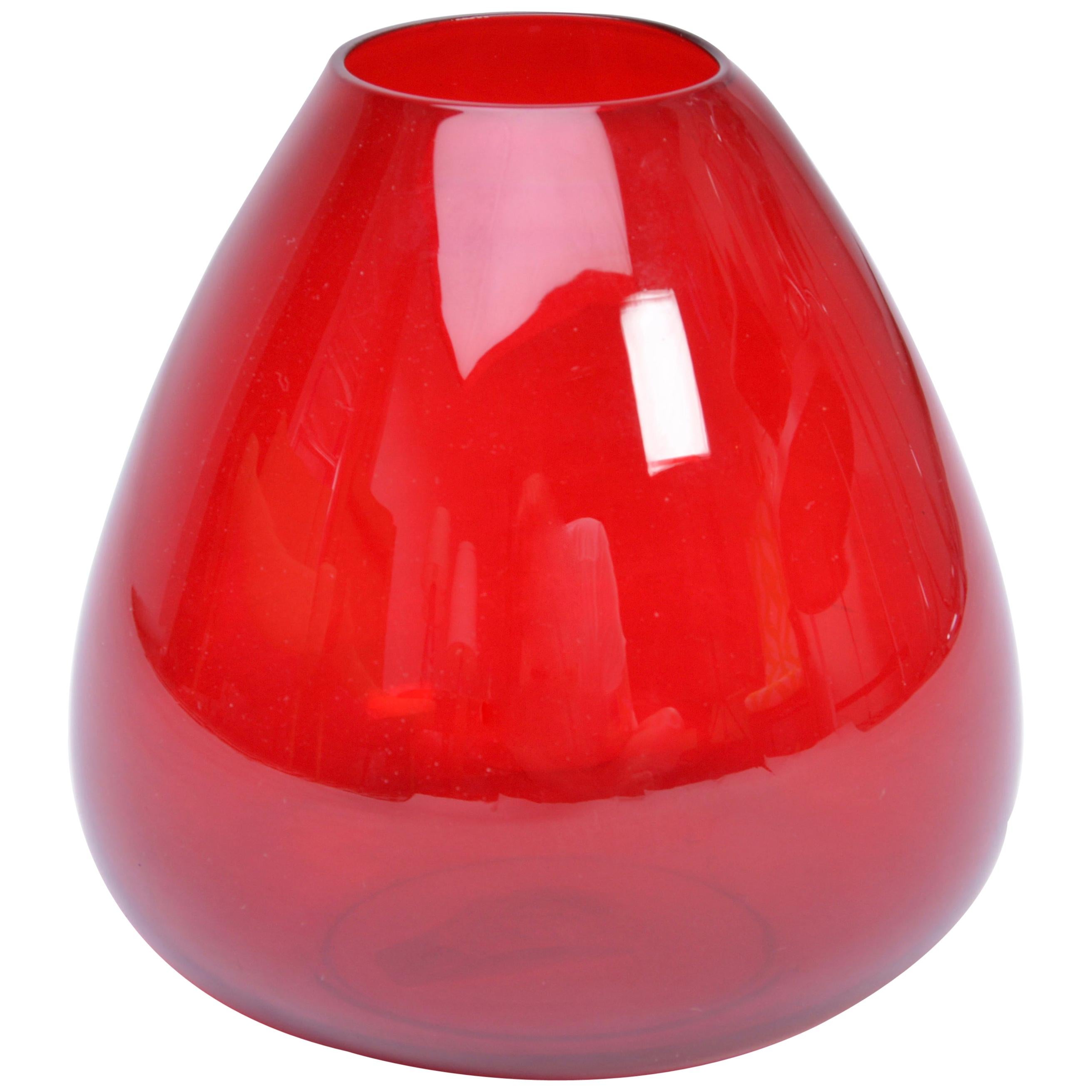 Vase aus rotem Glas aus der Serie Ruby:: entworfen von Per Lütken für Holmegaard:: 1957