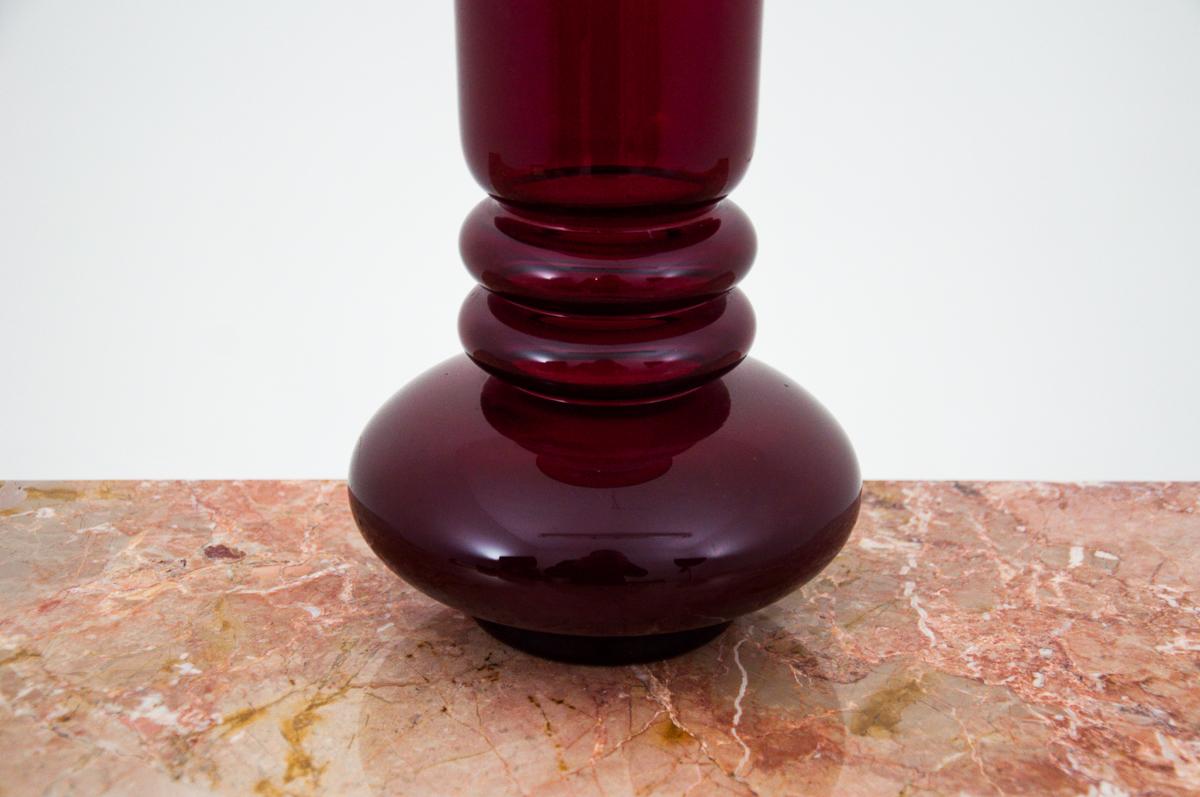 A beautiful, large, carmine vase designed by Zbigniew Horbowy for the Glassworks 