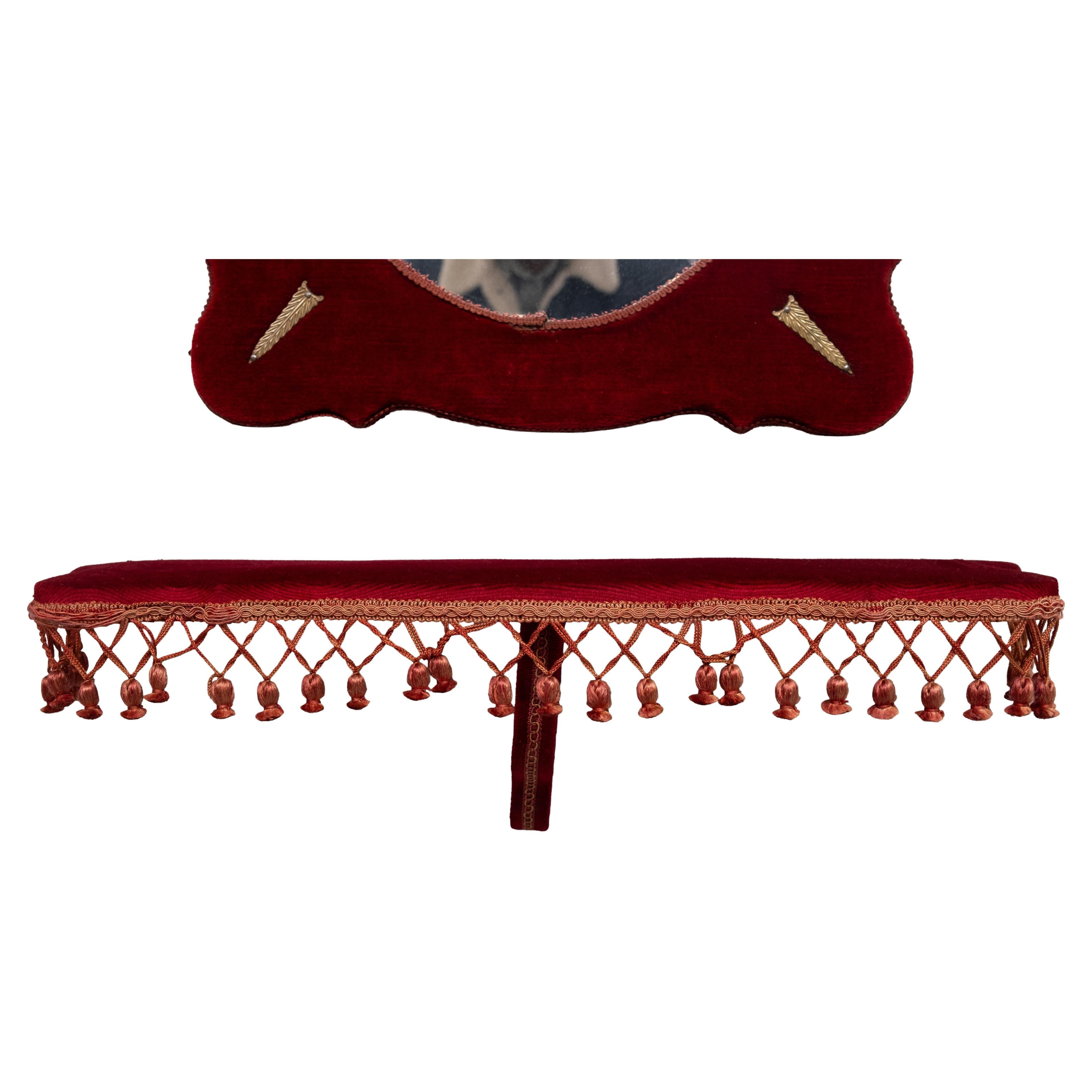 Questo set di 7 pezzi per A. Hall in velluto rosso mi fa sorridere.
Specchio e console . Pattumiera, 2 applique in ottone e paralumiere.
2 ganci per abiti . il tutto rivestito da una tappezzeria in velluto rosso .                         Ancora