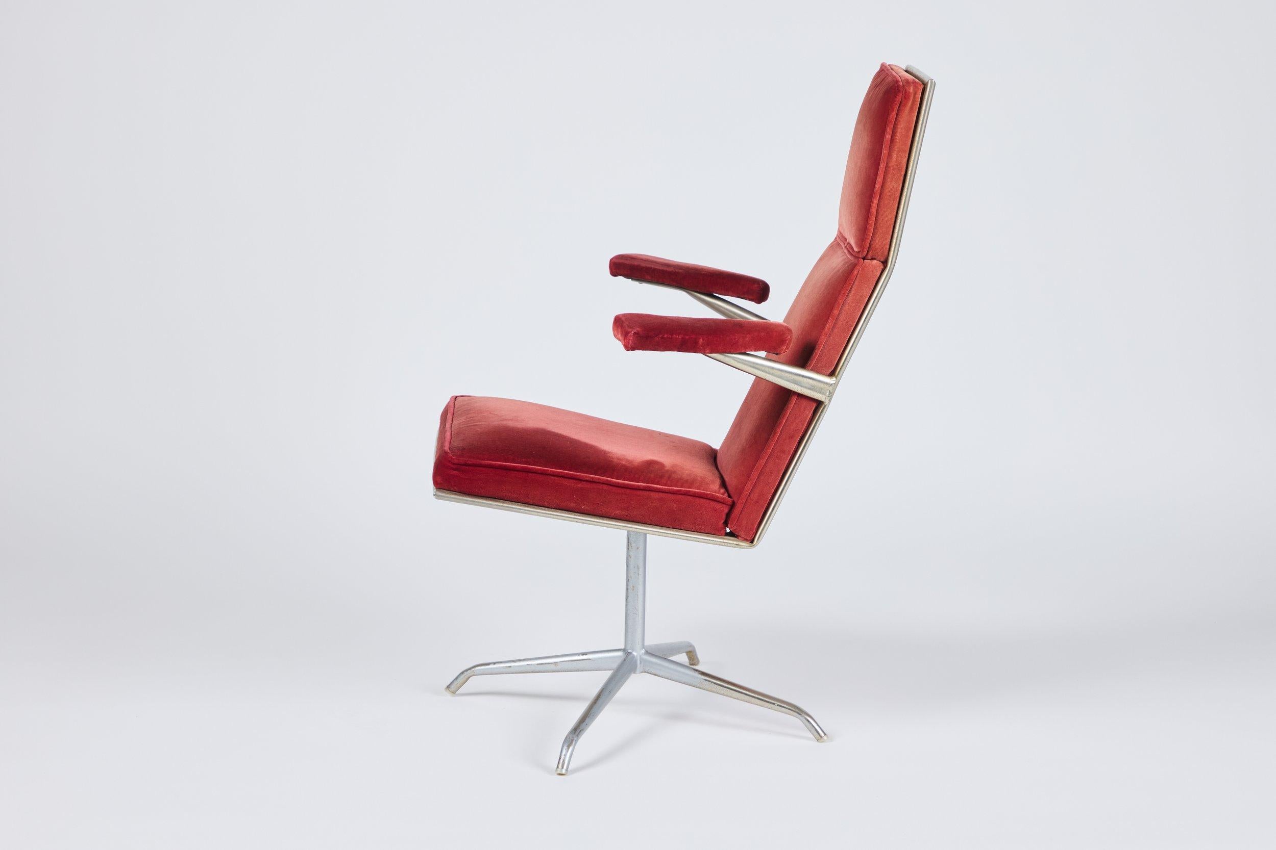  Poltrona vintage rivestita in velluto di seta rosso con base cromata. Misure 24 