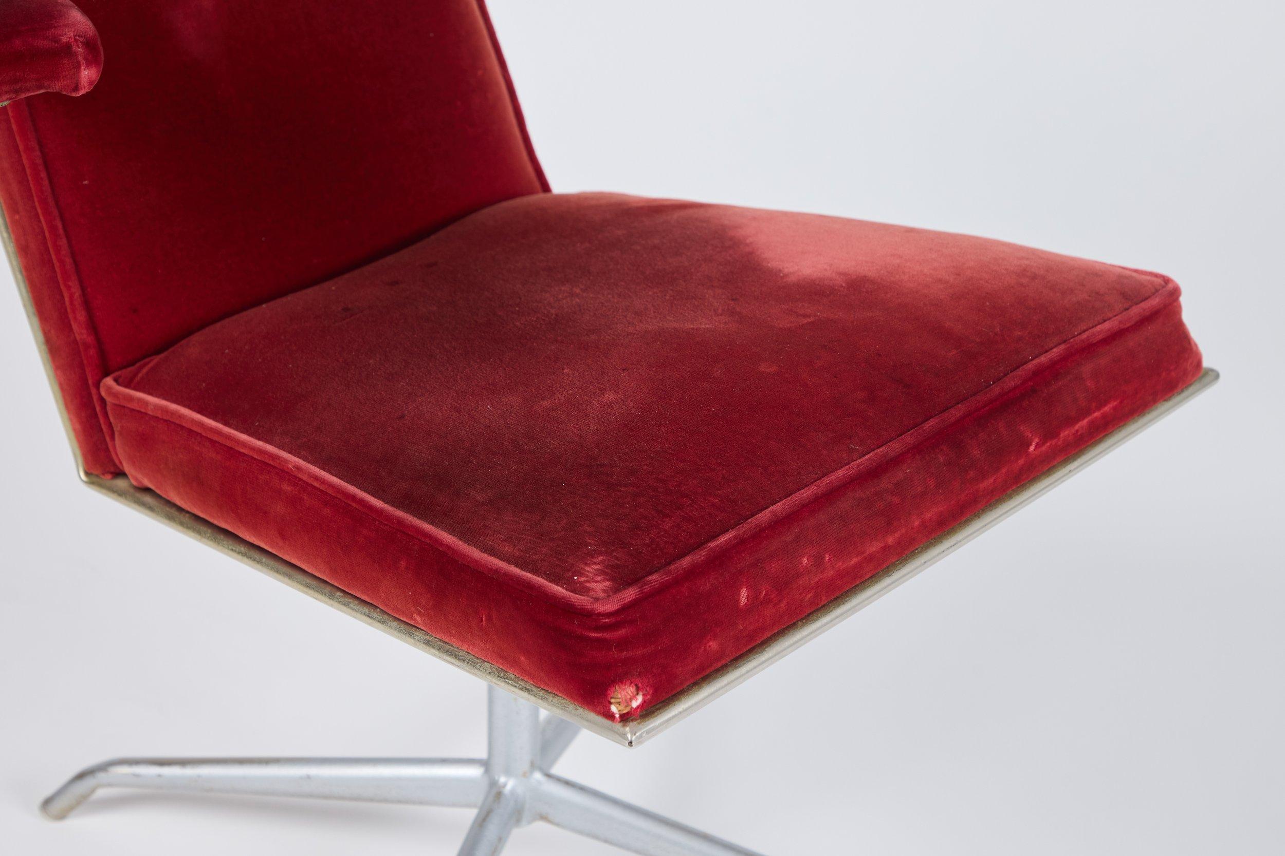 Poltrona in velluto rosso in vendita 1