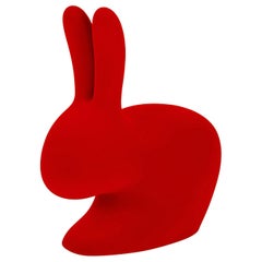 Chaise en velours rouge en forme de lapin, conçue par Stefano Giovannoni, fabriquée en Italie