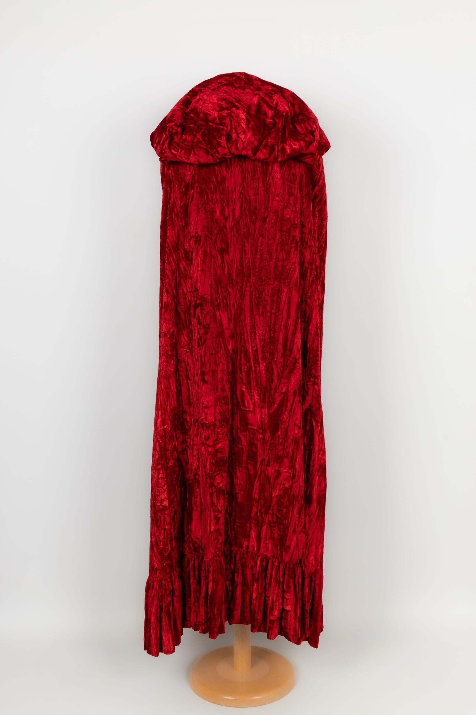 Red Velvet Cape with a Crumpled Effect In Good Condition For Sale In SAINT-OUEN-SUR-SEINE, FR