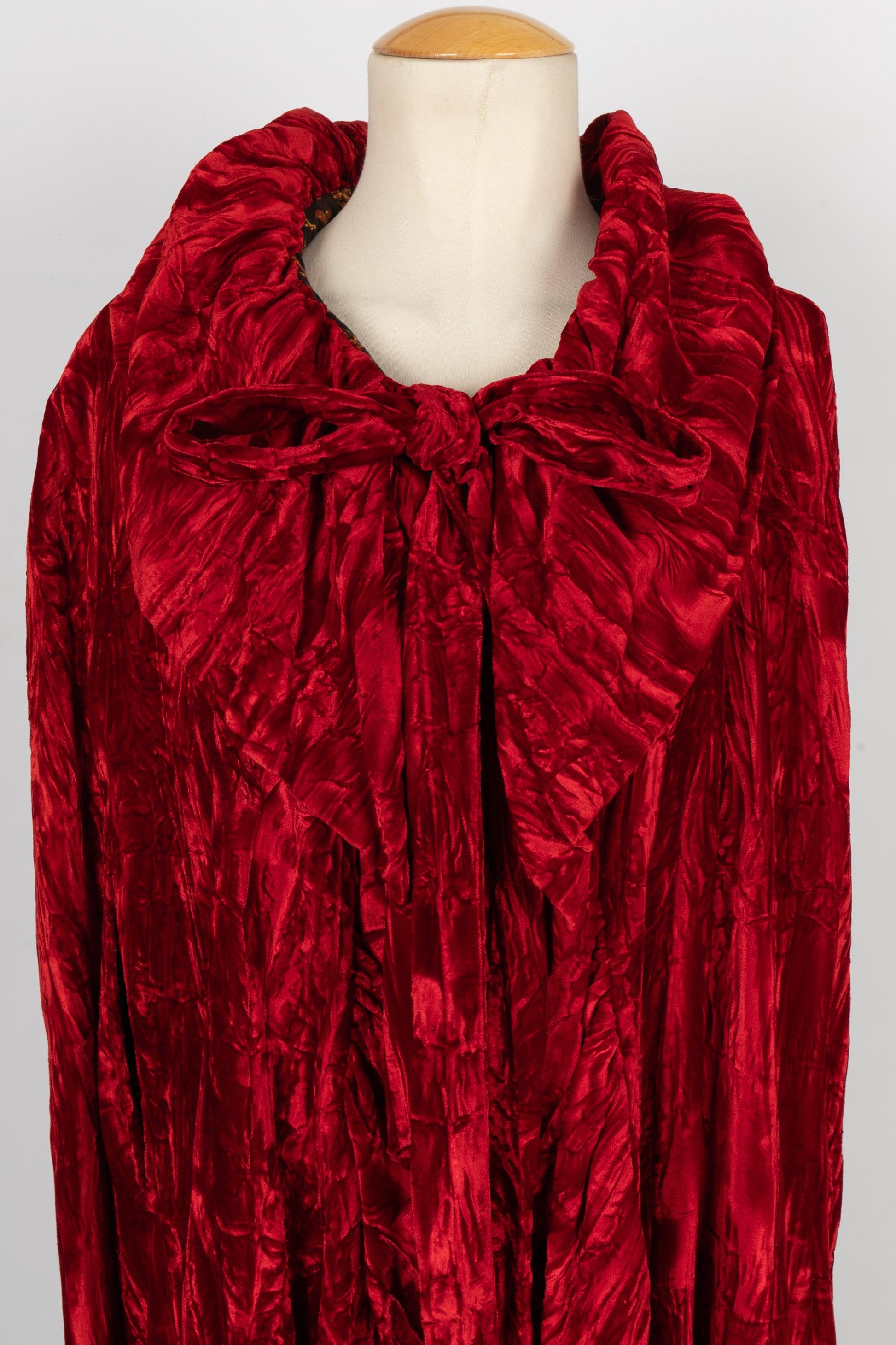 Red Velvet Cape with a Crumpled Effect For Sale 1