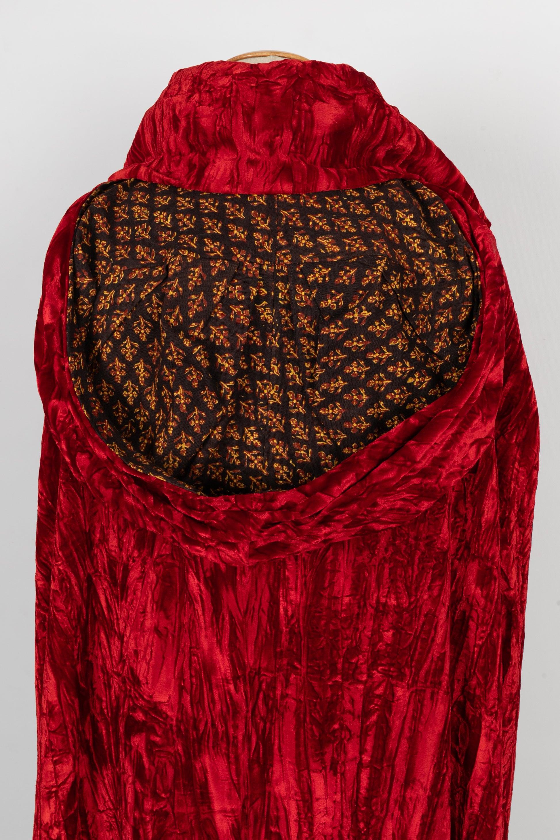 Red Velvet Cape with a Crumpled Effect For Sale 2