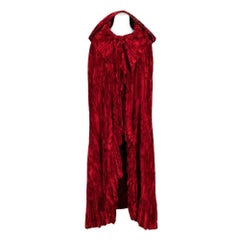 Cape en velours rouge à effet froncé