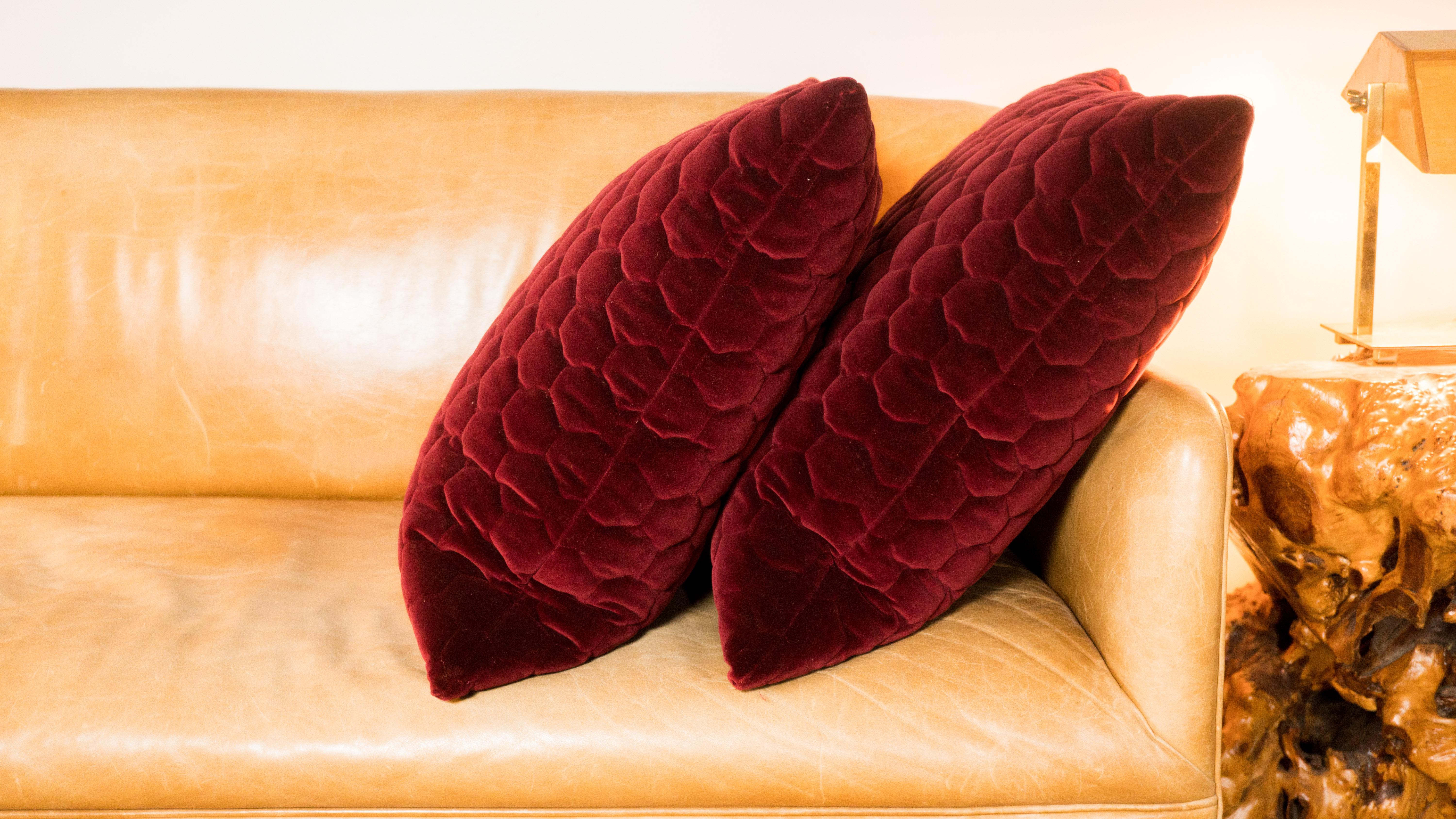 Velours Paire de coussins géométriques en velours rouge faits sur mesure en vente