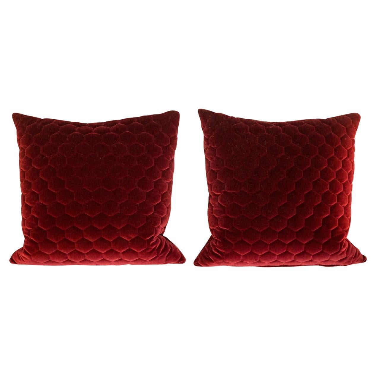 Paire de coussins géométriques en velours rouge faits sur mesure en vente