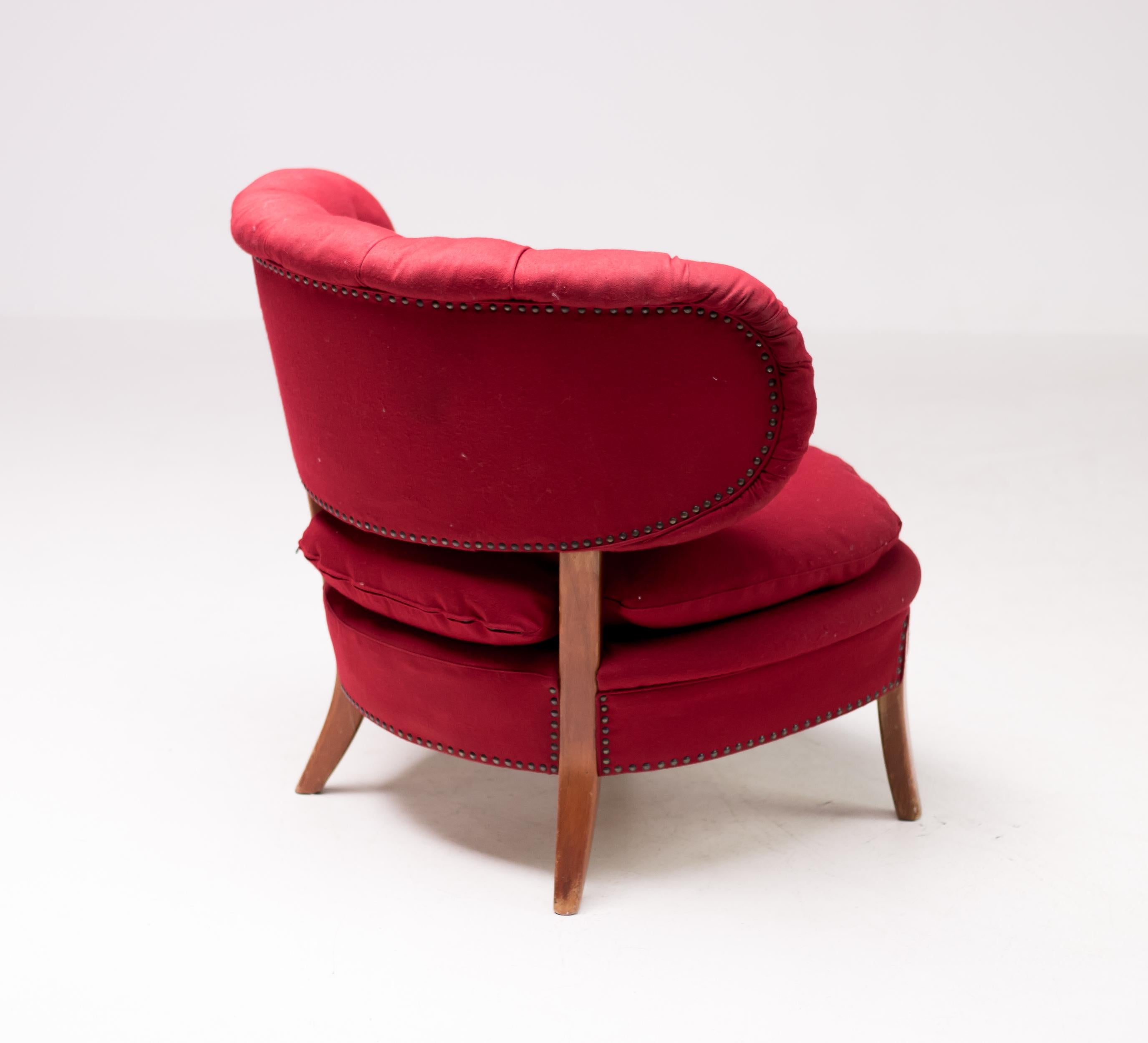 Beautiful Swedish tufted slipper chair designed by Otto Schulz for Boet, Sweden.
Original red velvet upholstery in nice vintage condition.
The chair is detailed with brass nails.