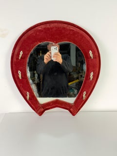 Wandspiegel in Hufeisenform aus rotem Samt, 1950er Jahre