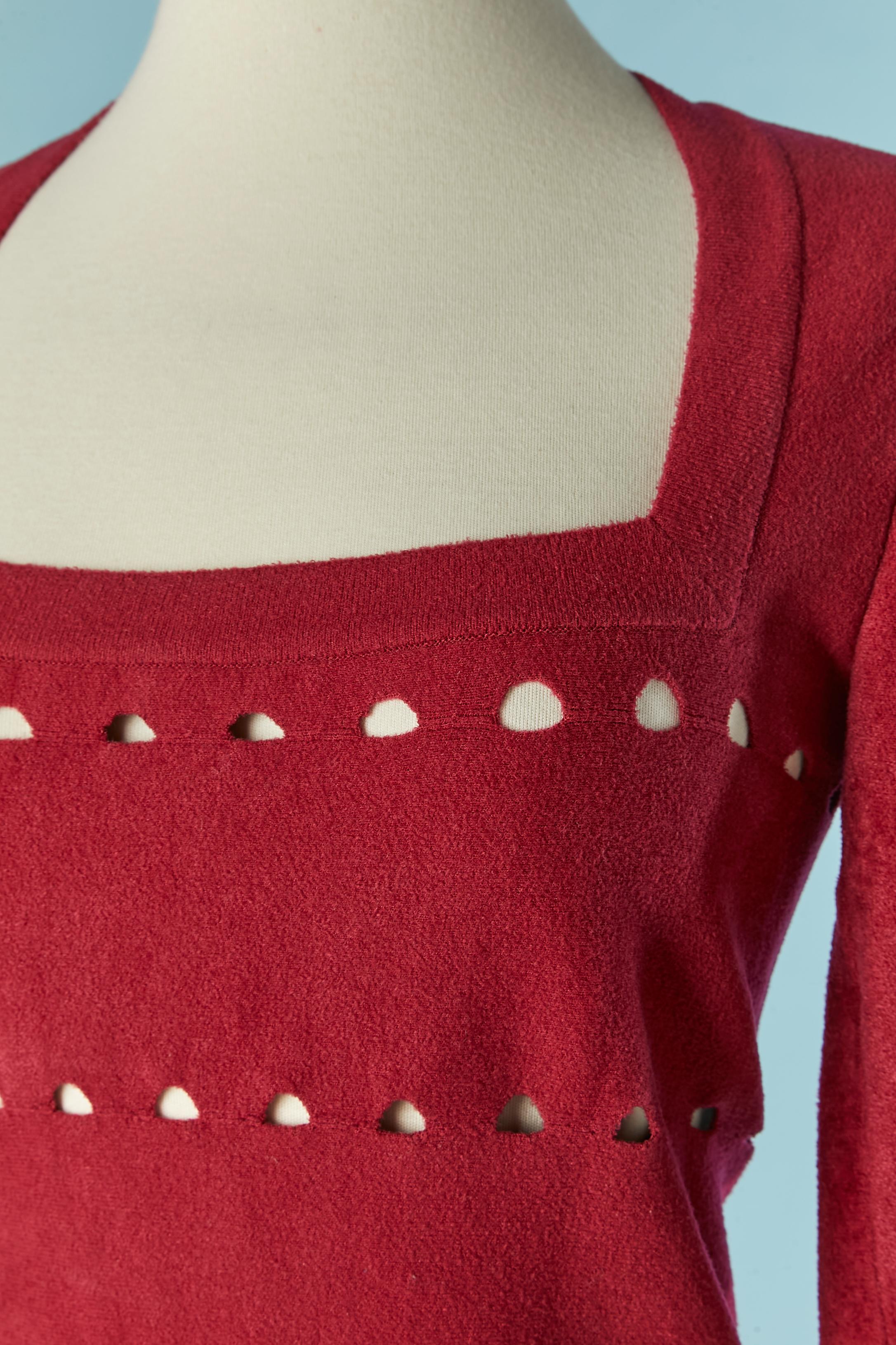 Red velvet perforated jersey top. Fabric composition: 45% cupro, 35% rayon, 15% nylon, 5% polyester.
SIZE 38 (It) S 