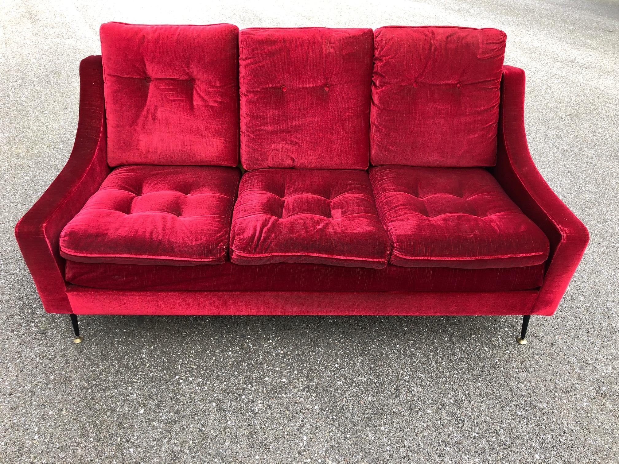 Red Velvet Sofa from the 1950s (Moderne der Mitte des Jahrhunderts)