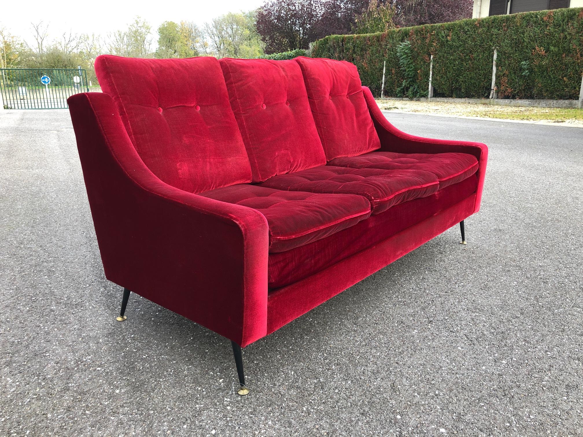 Red Velvet Sofa from the 1950s im Zustand „Gut“ in Brooklyn, NY