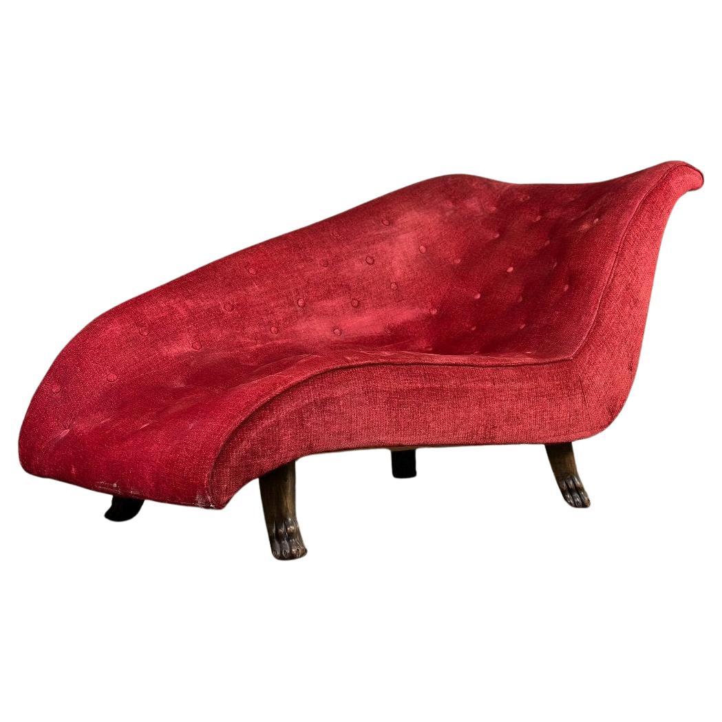 Sofa aus rotem Samt auf vier Löwen-Klauenbeinen