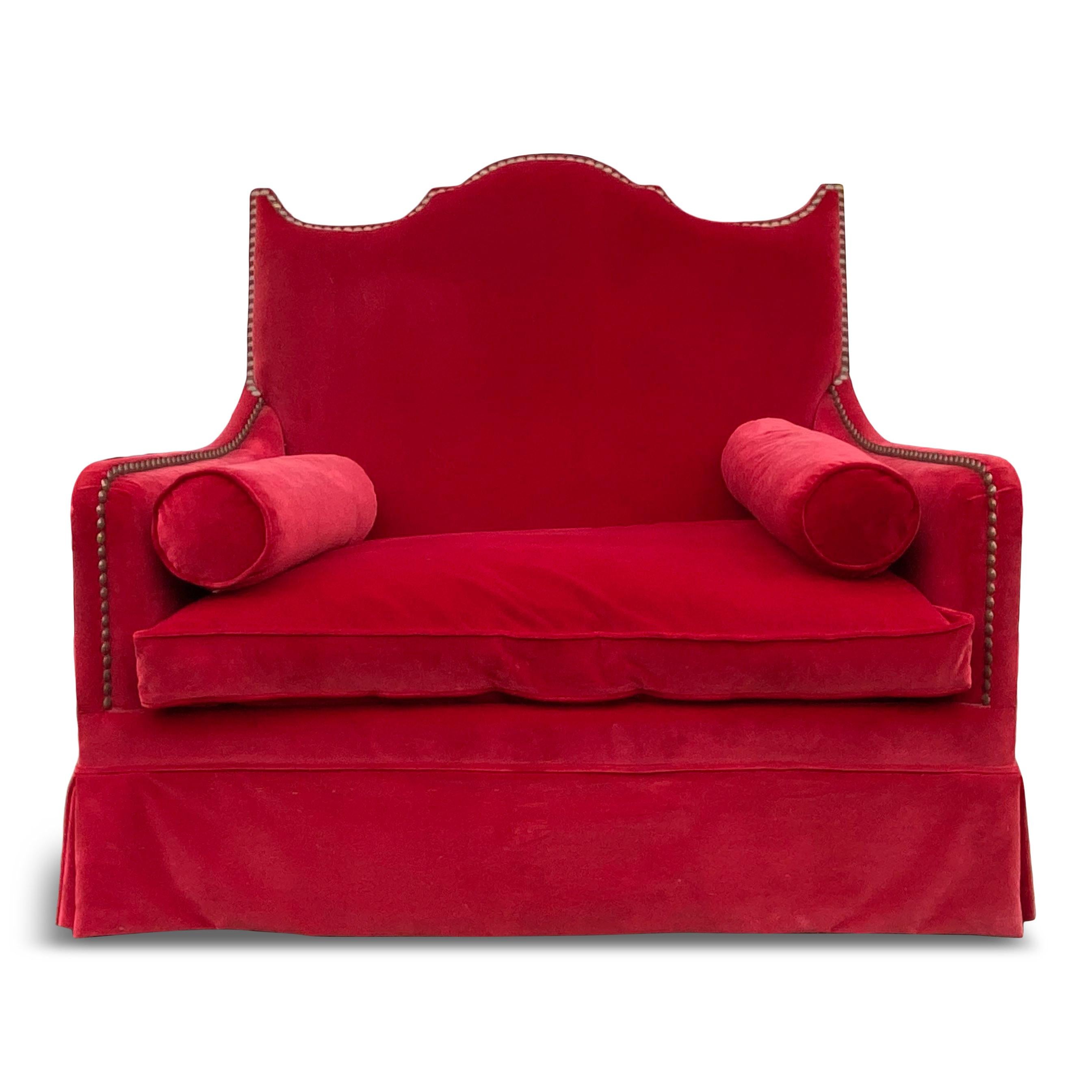 Two-seat sofa (or very large one seat)

By Yves Halard

Red Velvet

Two bolster cushions

A couple of marks on the velvet,

Late 20th century, France

Measures: Seat height 50 cm.