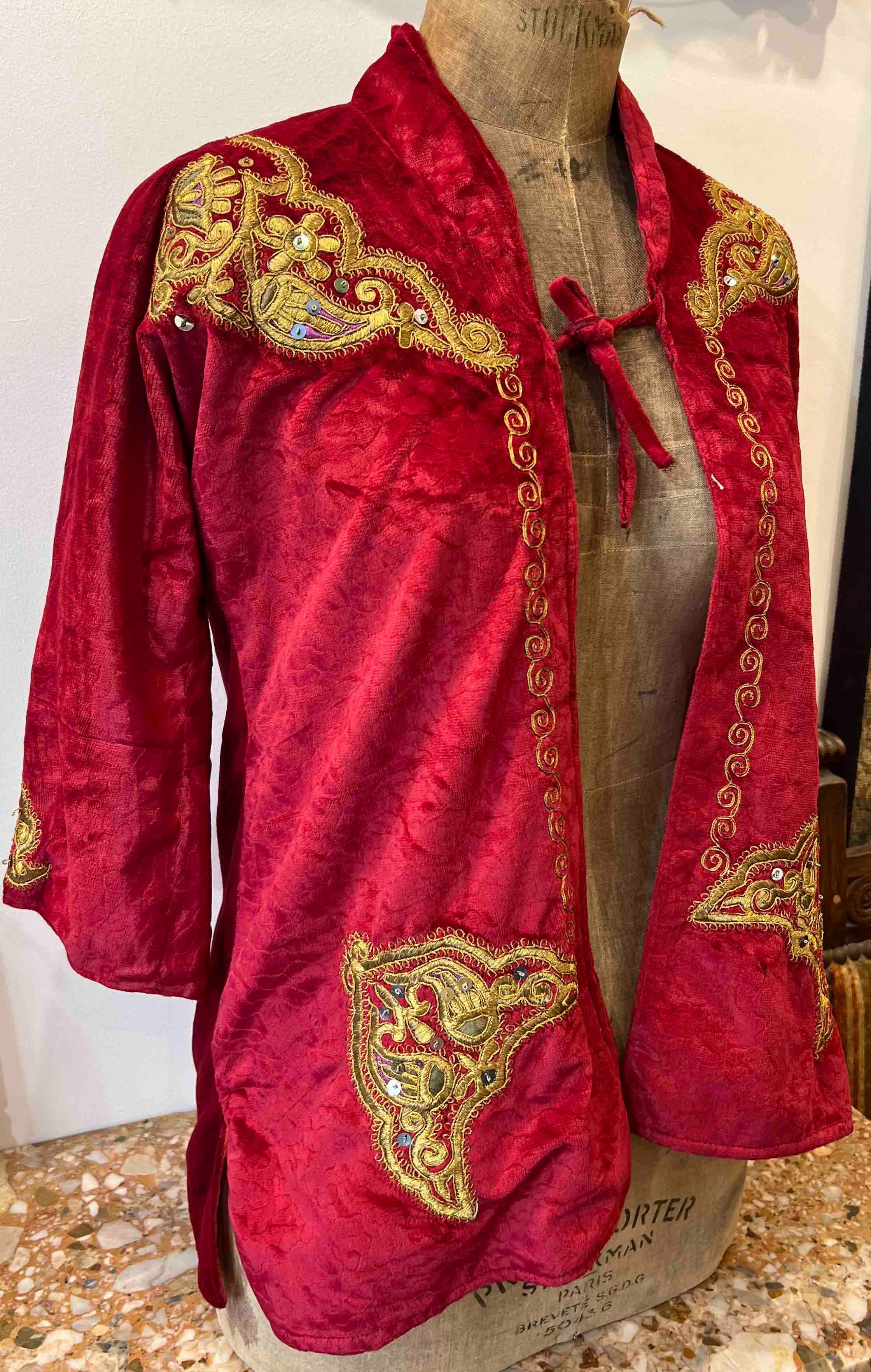 italien Gilet en velours rouge Italie, 19ème siècle, brodé de décorations florales - 1214 en vente